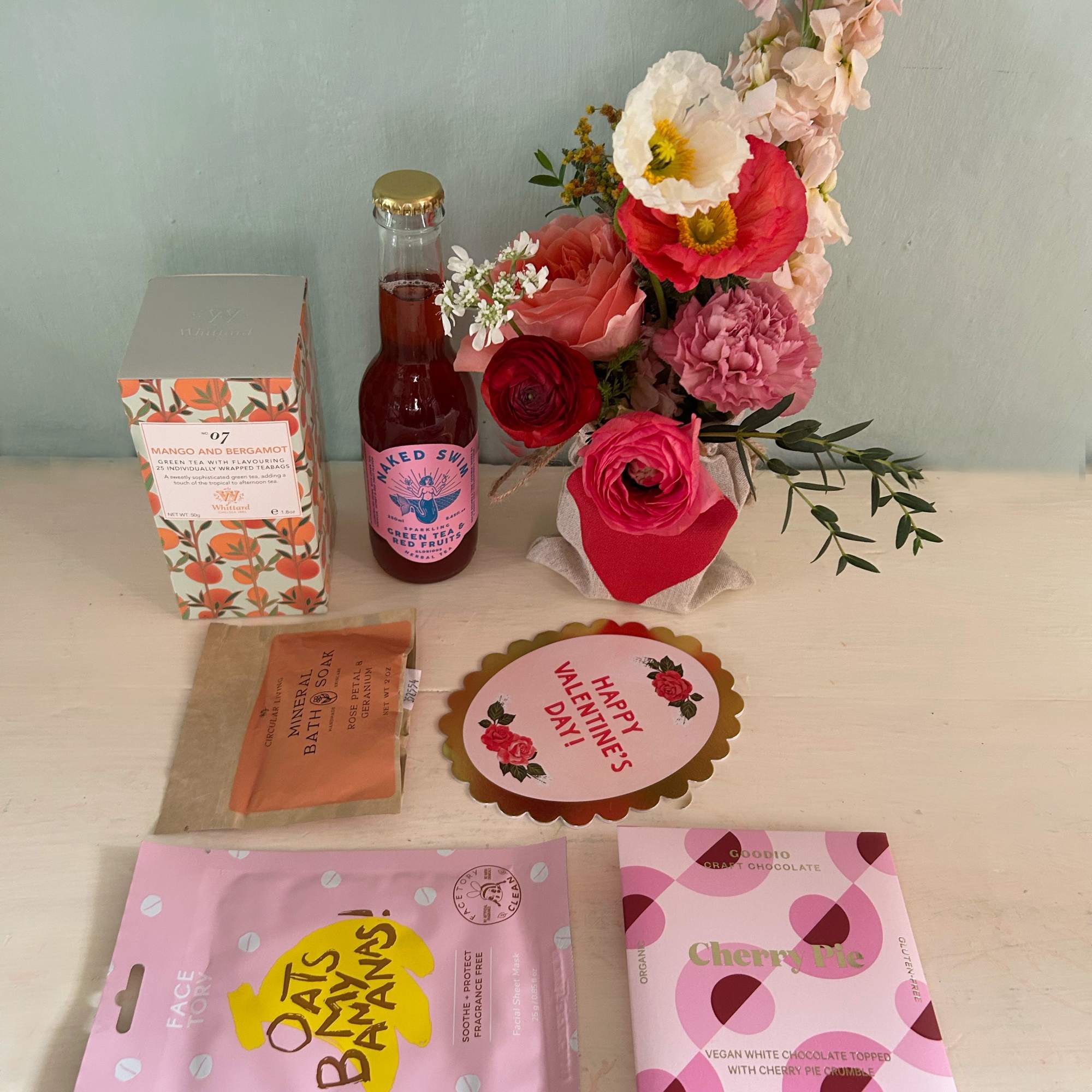 A box of LOVE for the one you adore.
Oozing of romance, this