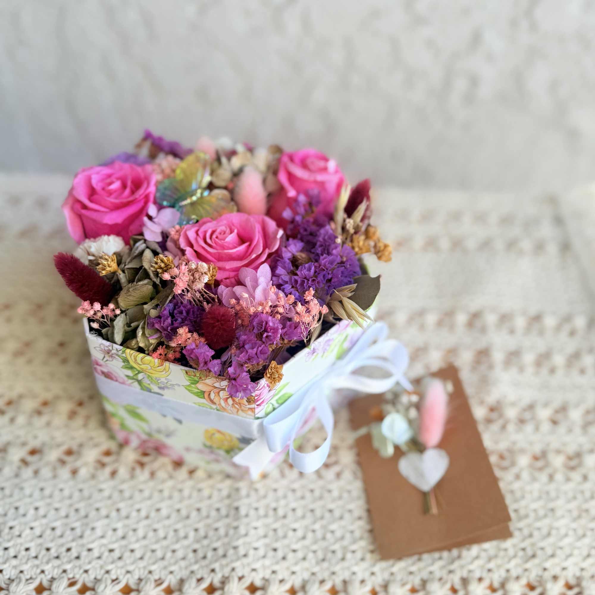 Bringing the beauty of nature in this beautiful design created with preserved