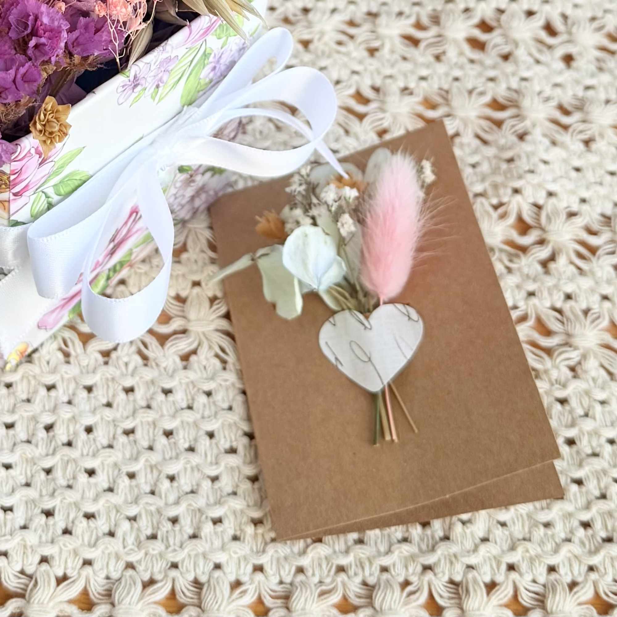 Bringing the beauty of nature in this beautiful design created with preserved