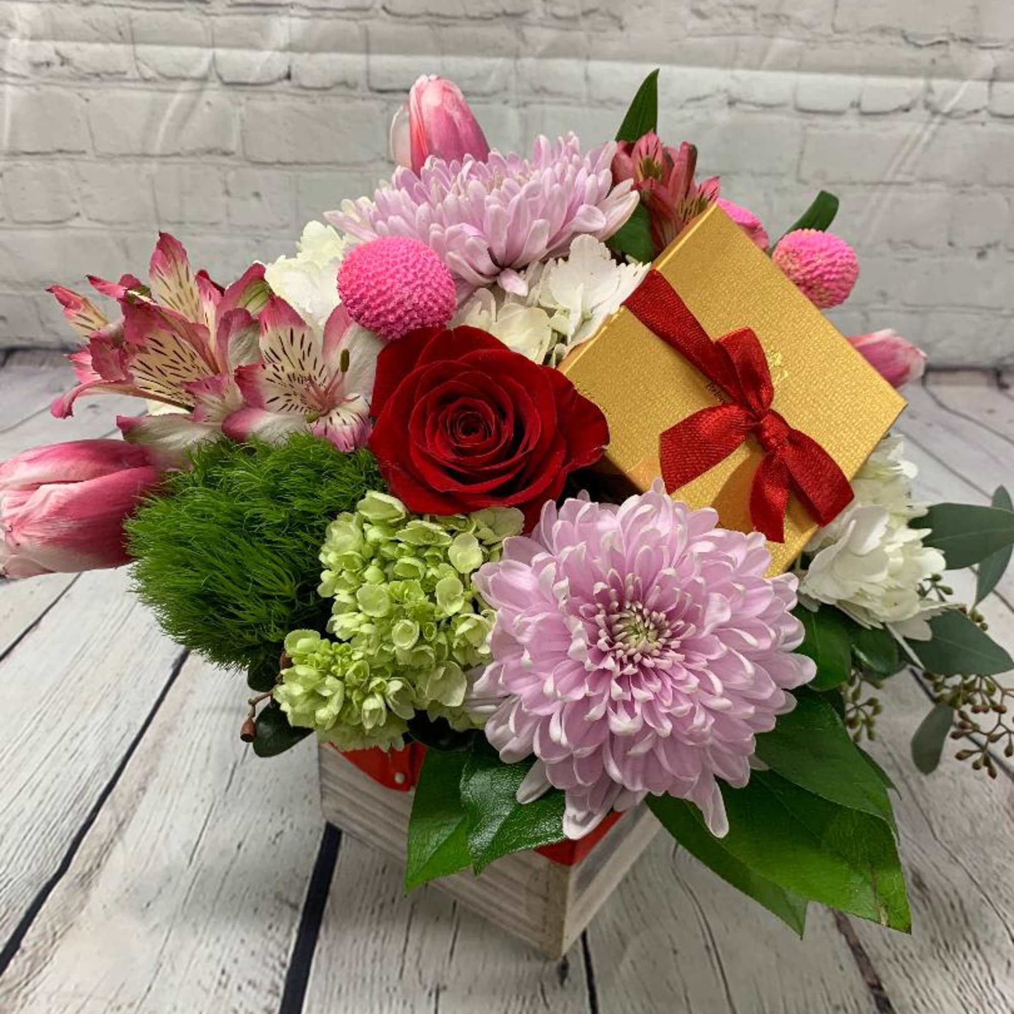 This beautiful Valentines Mix will sweeten someone's special day!

Godiva Chocolate 4 piece