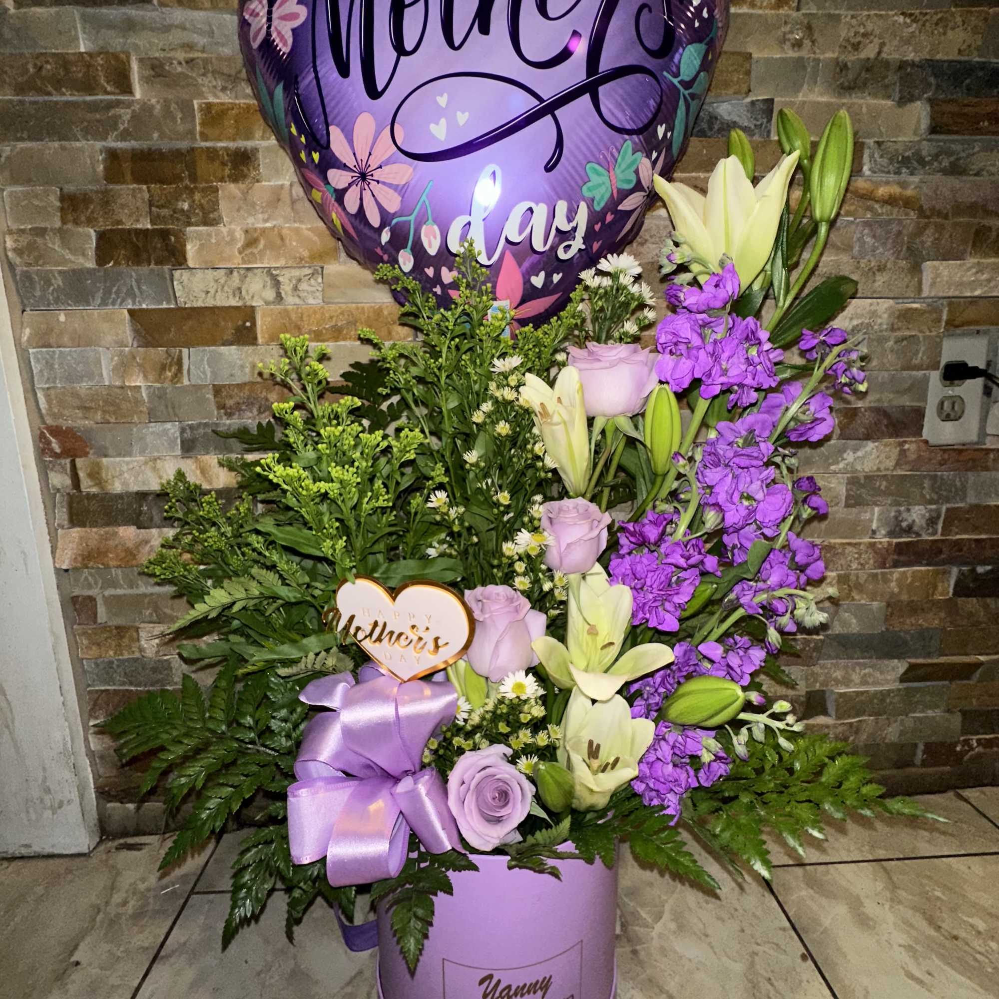 Box arrangement Delux with lilys, roses and stock perfect for real Queen