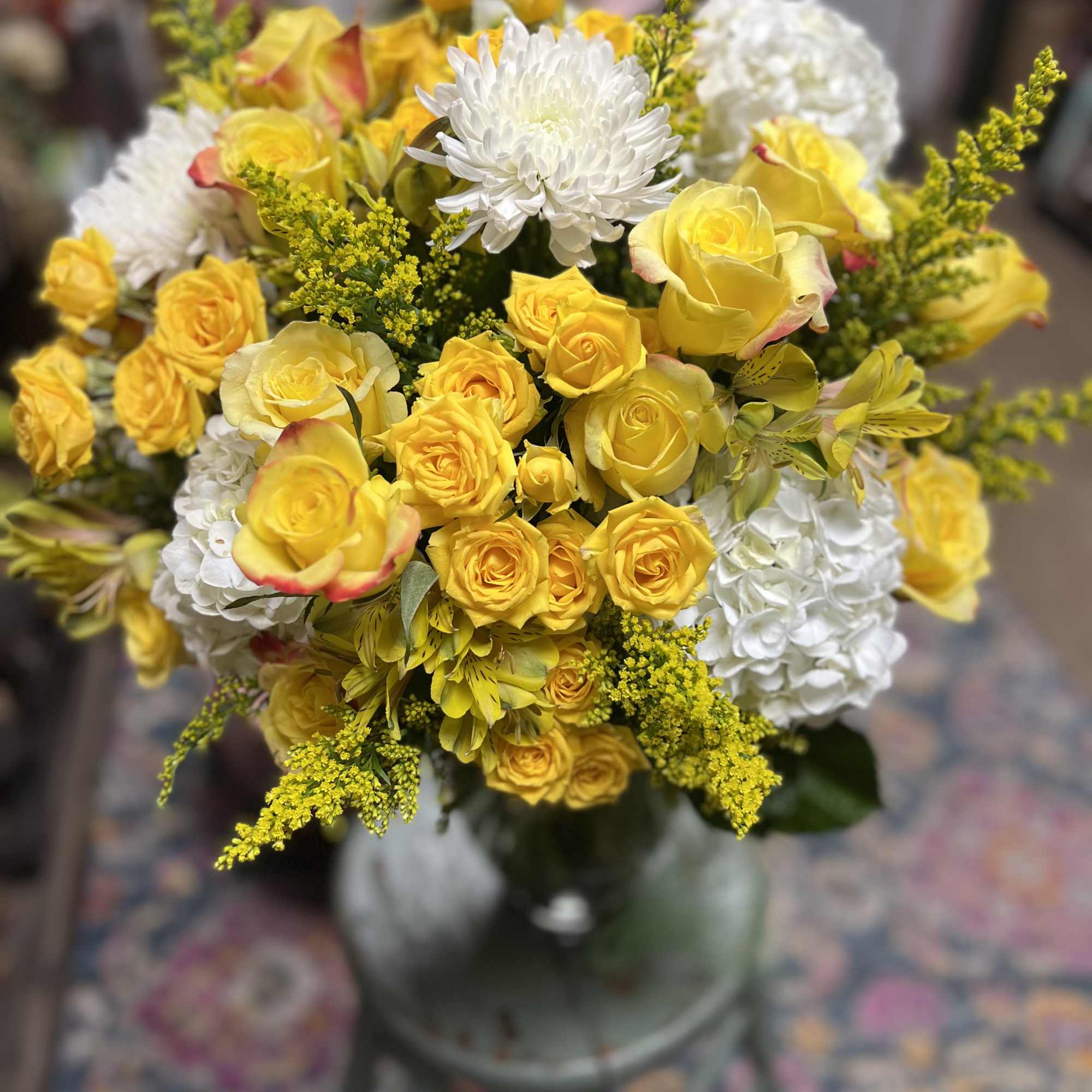 DESINGERS CHOICE OF ARRAY OF YELLOW AND WHITE TONES OF FRESH CUT