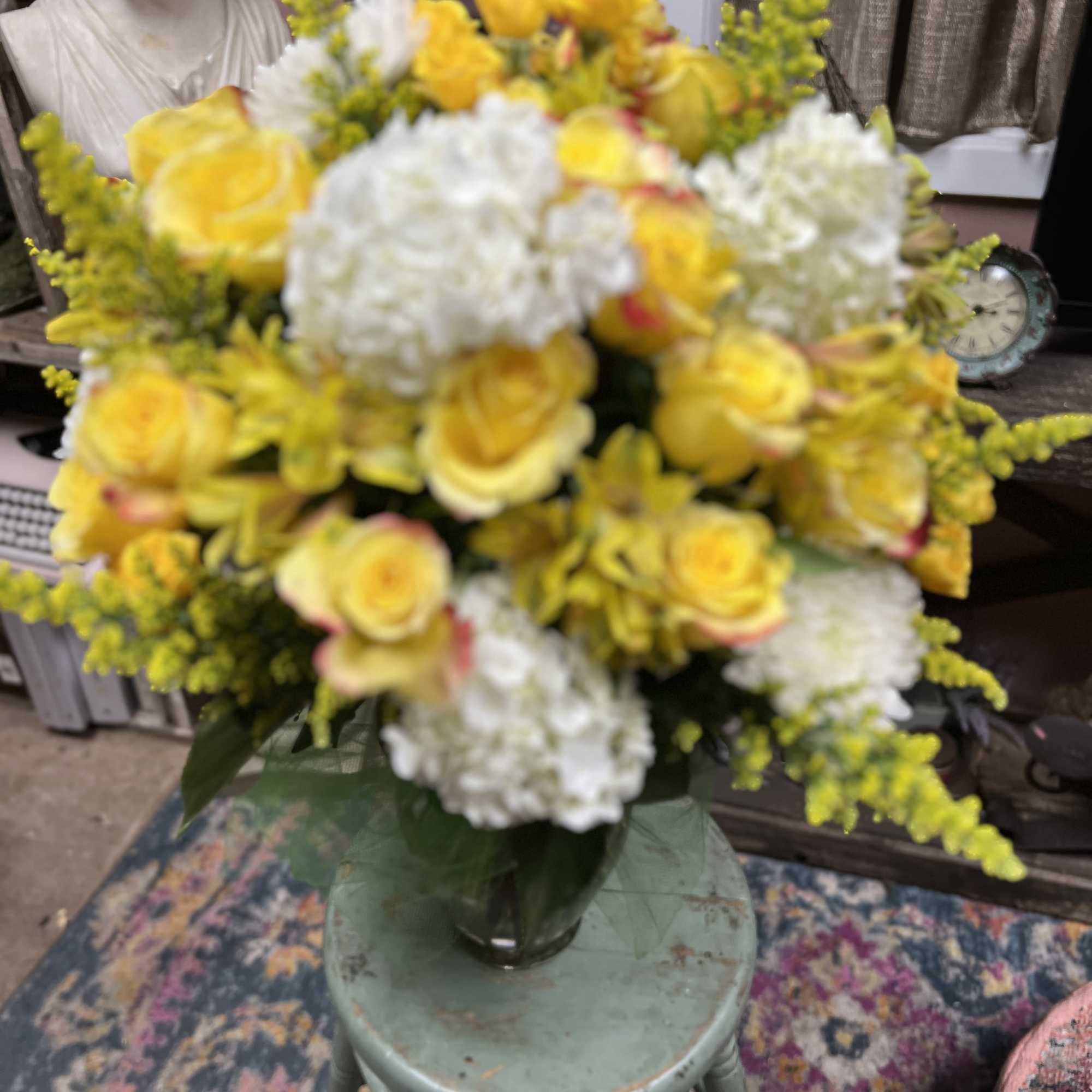 DESINGERS CHOICE OF ARRAY OF YELLOW AND WHITE TONES OF FRESH CUT