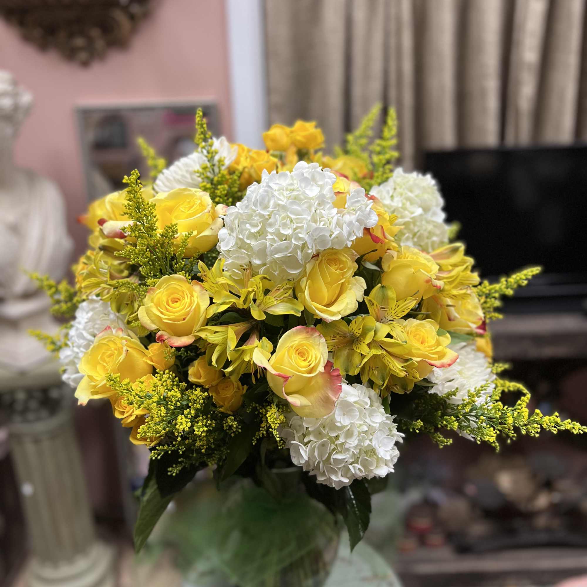 DESINGERS CHOICE OF ARRAY OF YELLOW AND WHITE TONES OF FRESH CUT