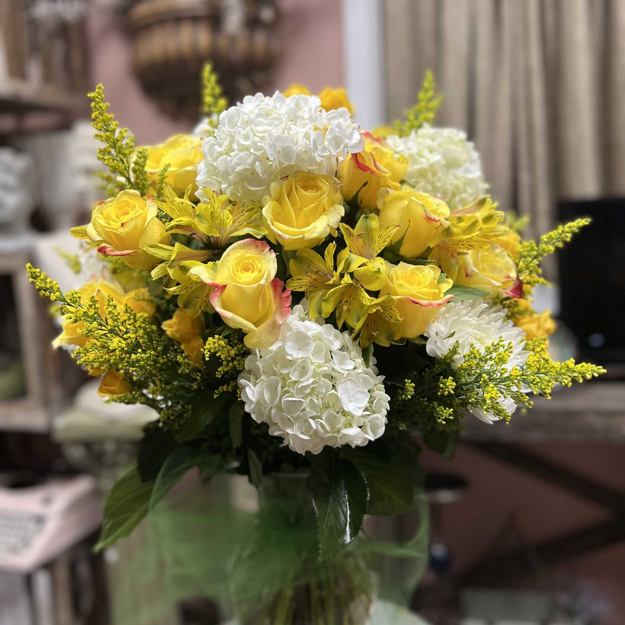 DESINGERS CHOICE OF ARRAY OF YELLOW AND WHITE TONES OF FRESH CUT