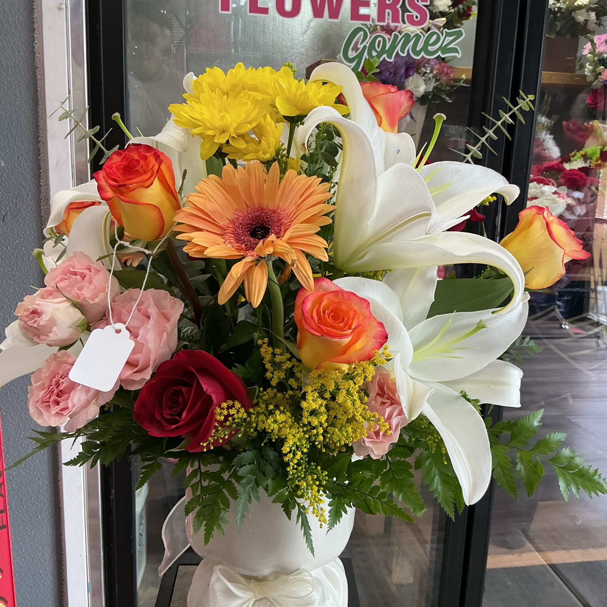 This beautiful arrengment is like a sunrise perfect to start your day