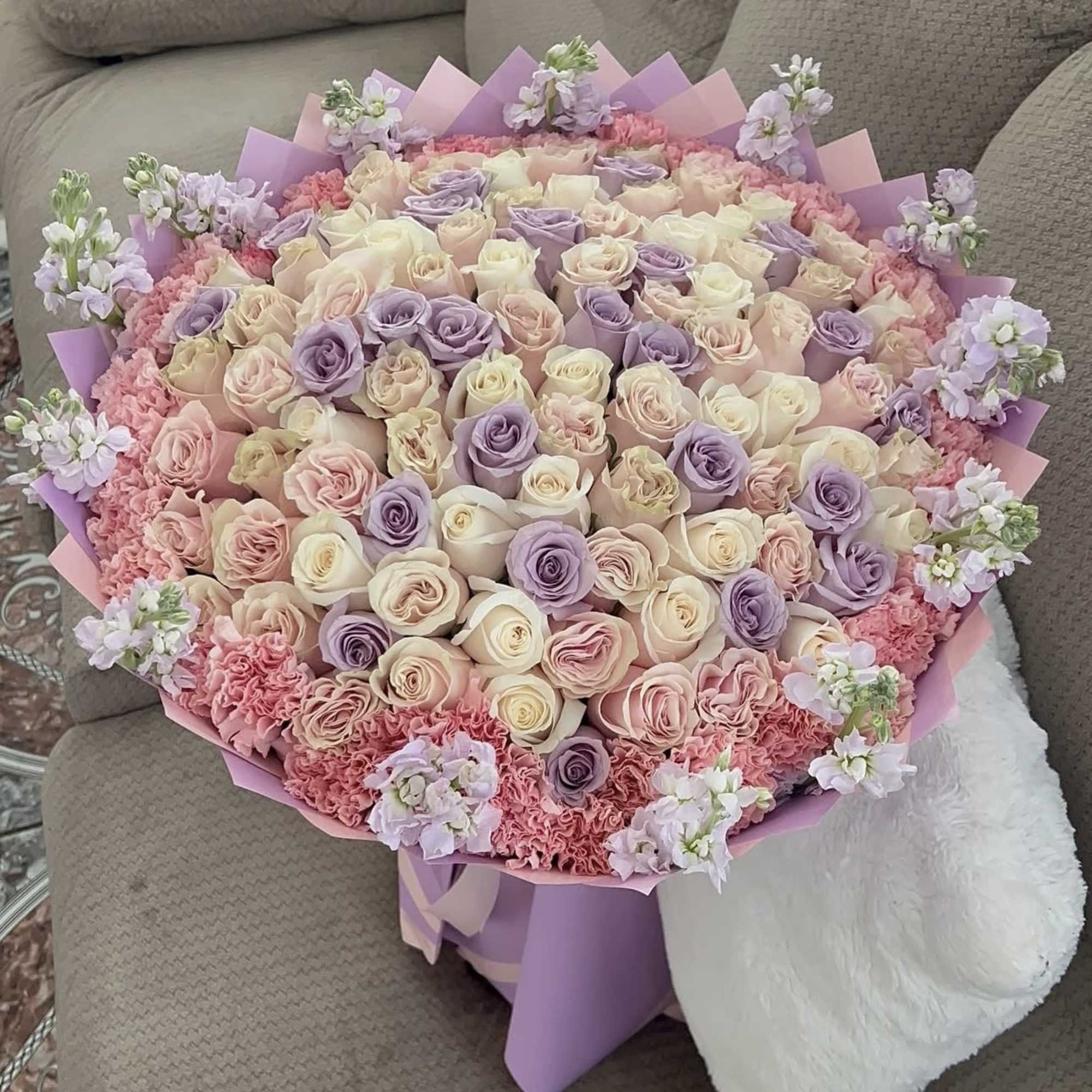 Roses and a beutifull rim stock and carnations!

Color roses:
Red 
White
Ligth pink
Pink
Hot pink
Lavender
Purple

If