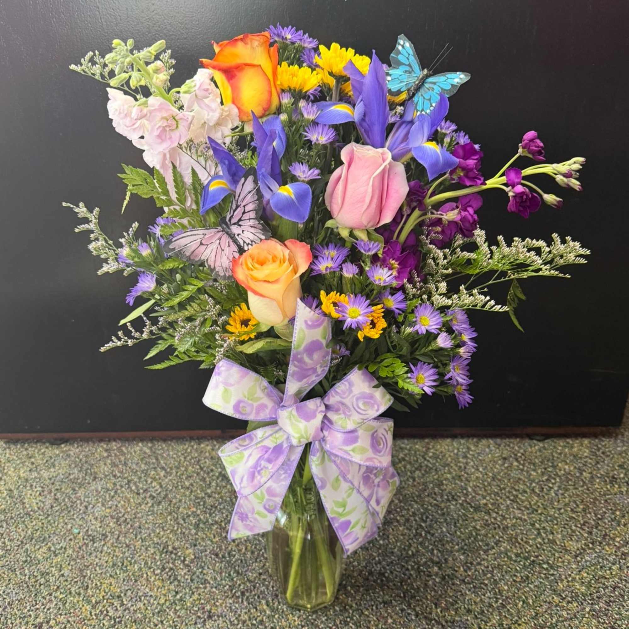 Introducing our Super Bud Vase Mix, a vibrant fusion of various blooms