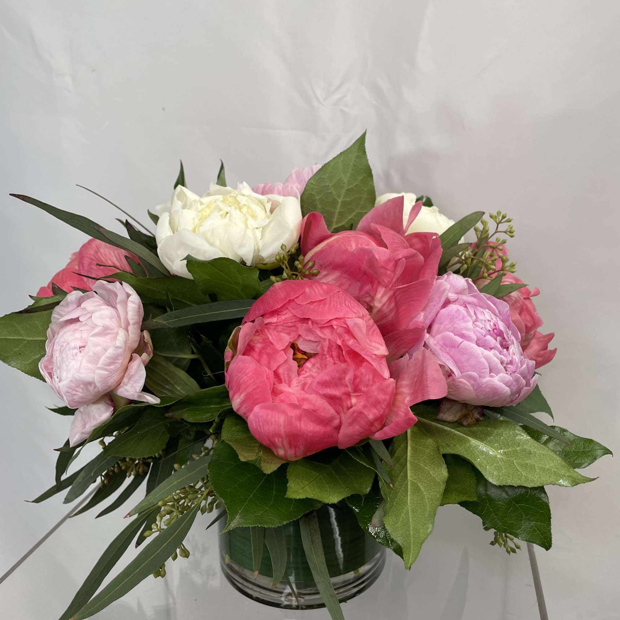 Peonies are such a beautiful flower!! Stunningly arranged in a glass cylinder