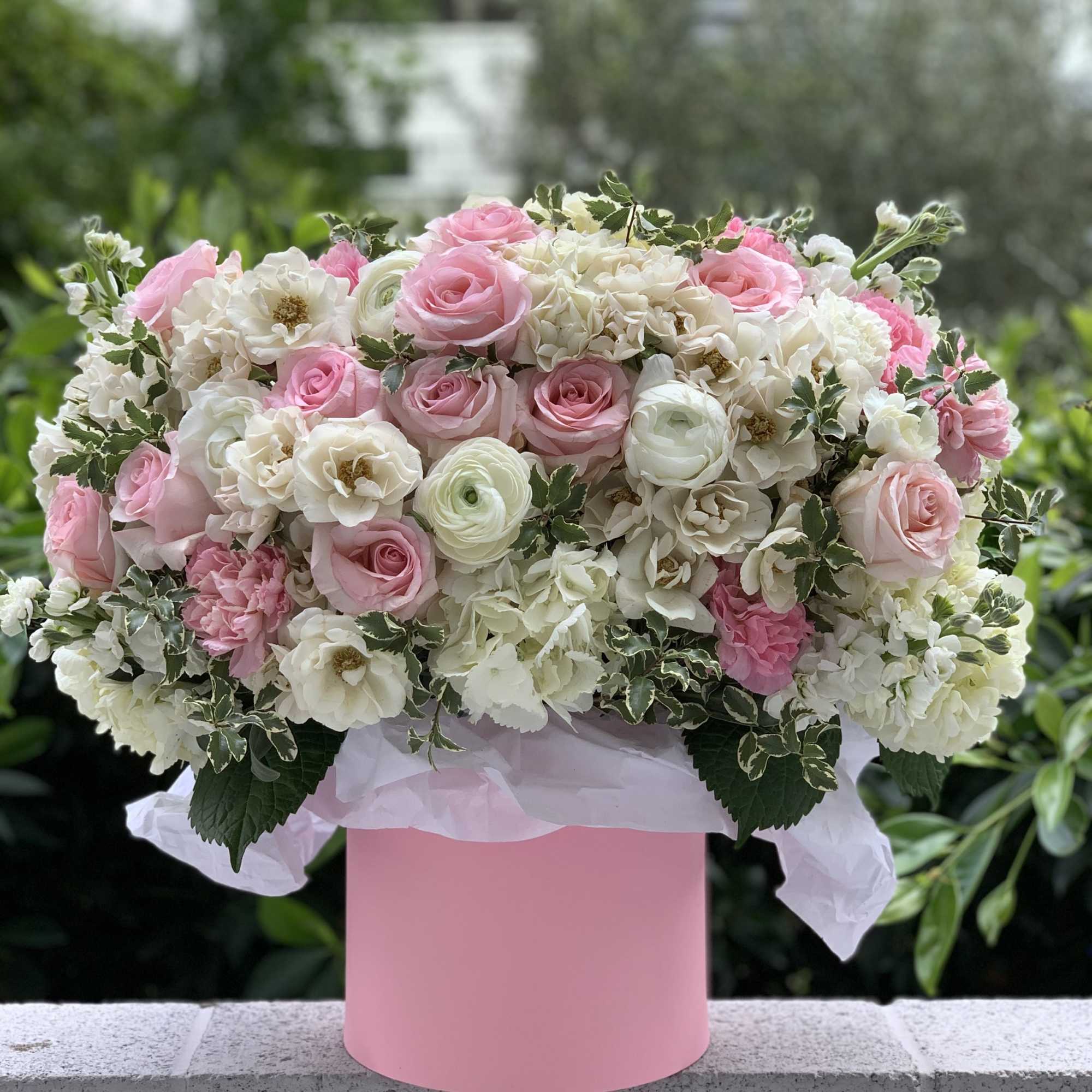 Box N.96 White hydrangea with roses and amazing ranunculus
