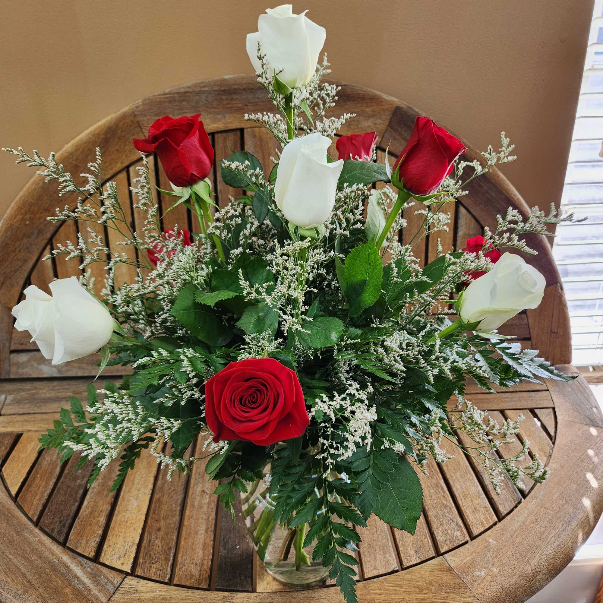 6 Red 6 white Roses Arranged In A Clear Vase With Babies