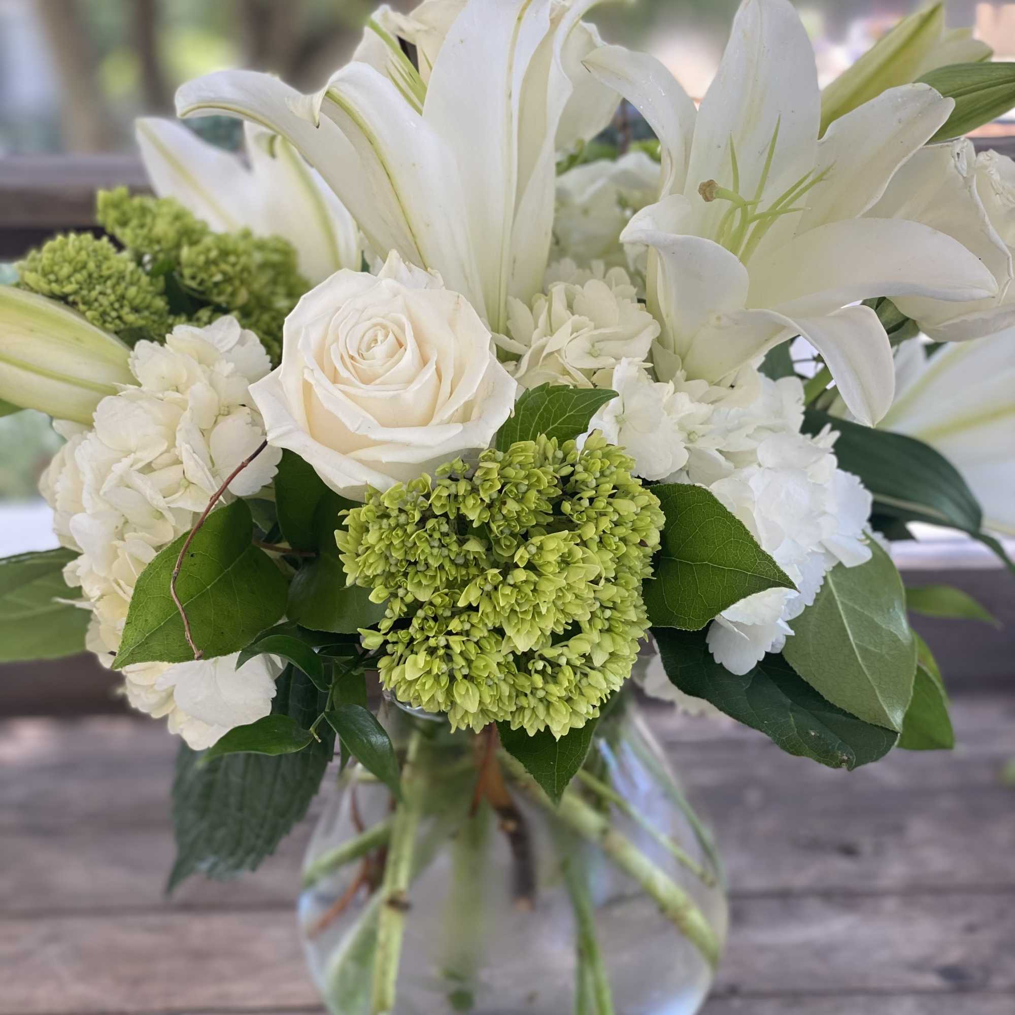 Express Your Purest Emotions with Tranquility
Our "Serene Fondness" arrangement is designed to
