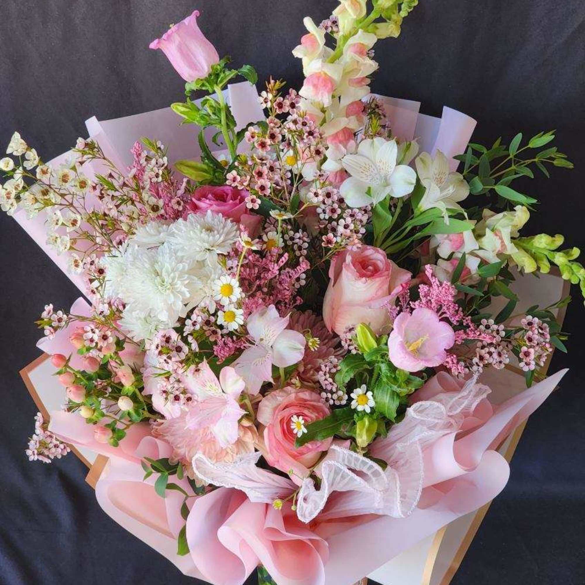 ******************************** **Minimum 3 days Advance Order************************
Feminine, Romantic and Pure bliss! The bouquet
