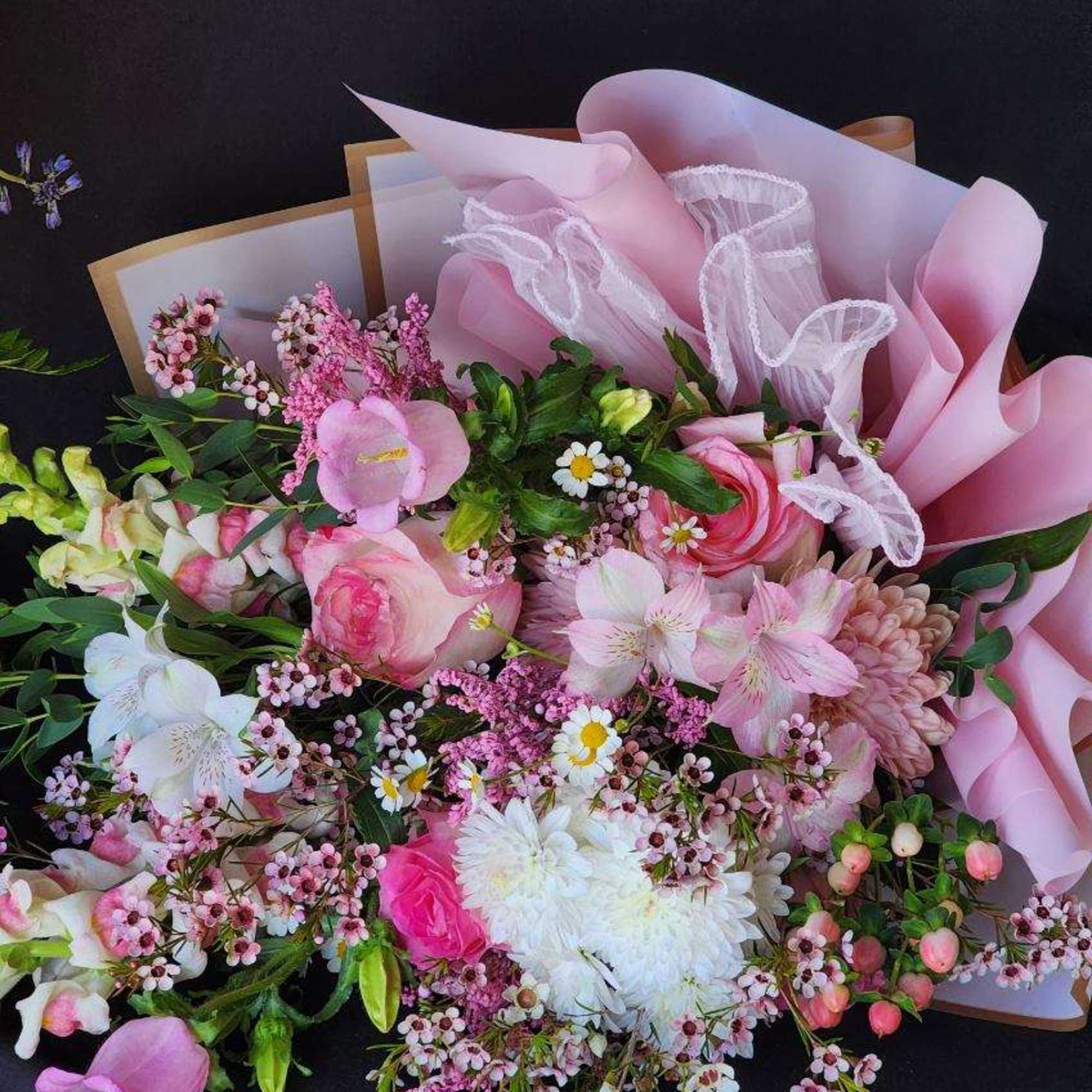 ******************************** **Minimum 3 days Advance Order************************
Feminine, Romantic and Pure bliss! The bouquet