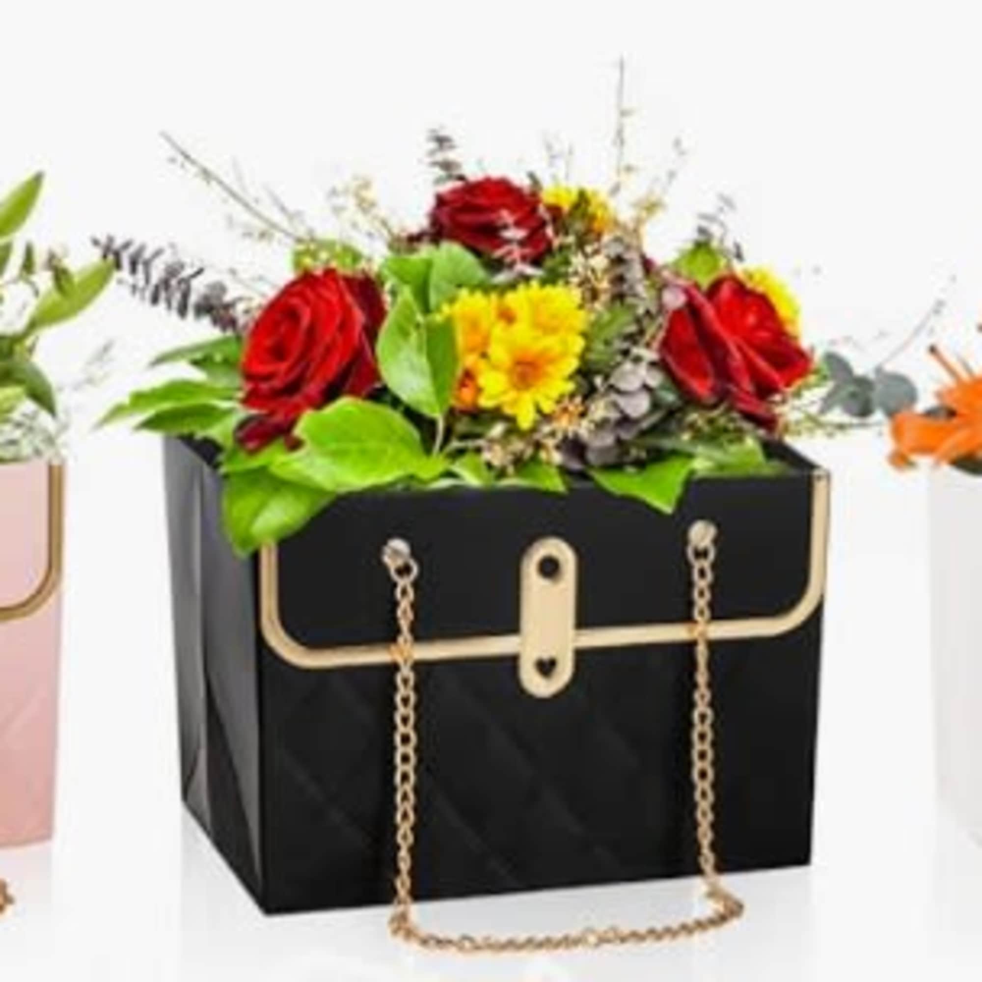 A fashionable floral gift that&rsquo;s as chic as it is charming. Fresh