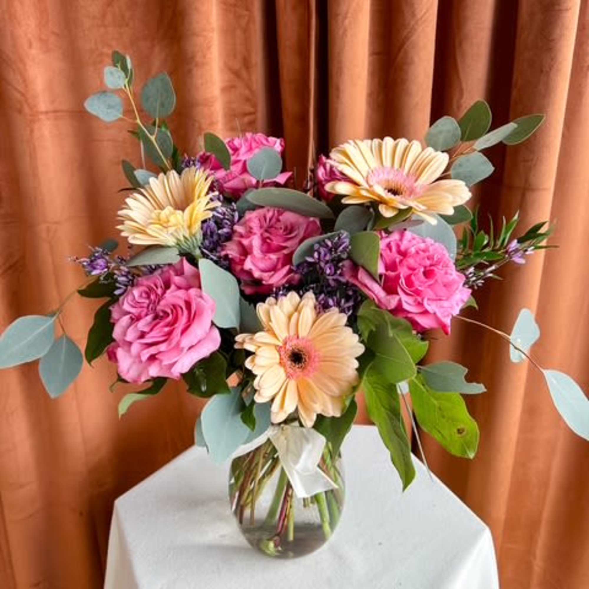This bouquet brings together the gentle beauty of gerbera daisies and garden