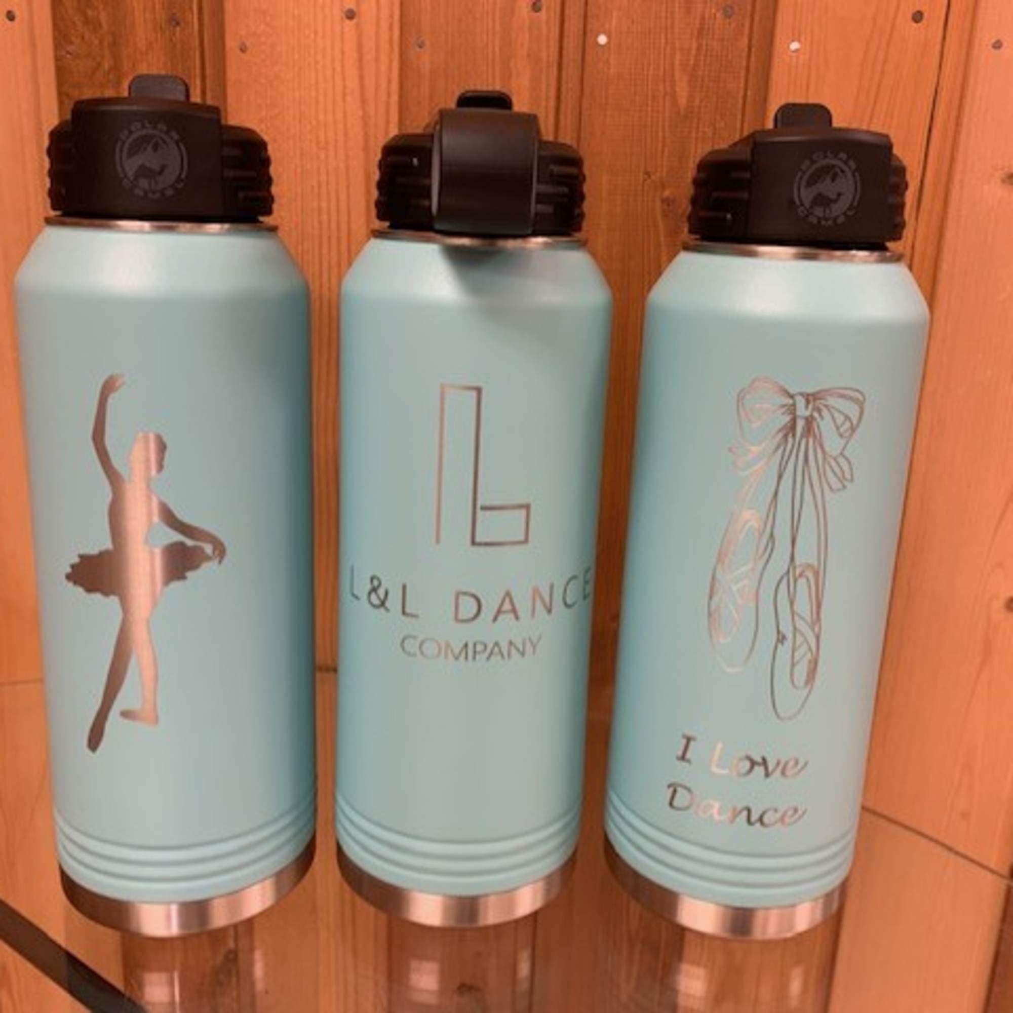 Create an awesome gift with a personalized water bottle that keeps drinks