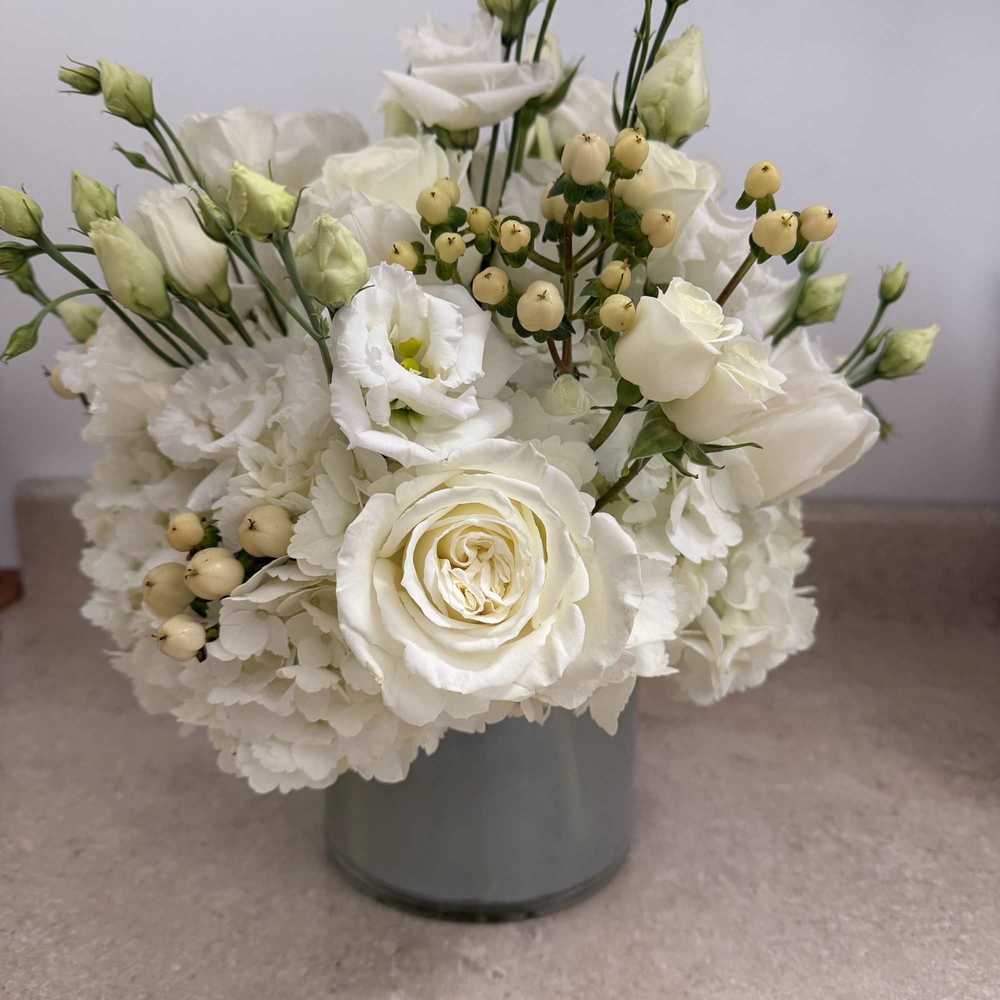 an extremely impressive combination with extravagant flowers, white Hypericum, lisianthus, white Playa