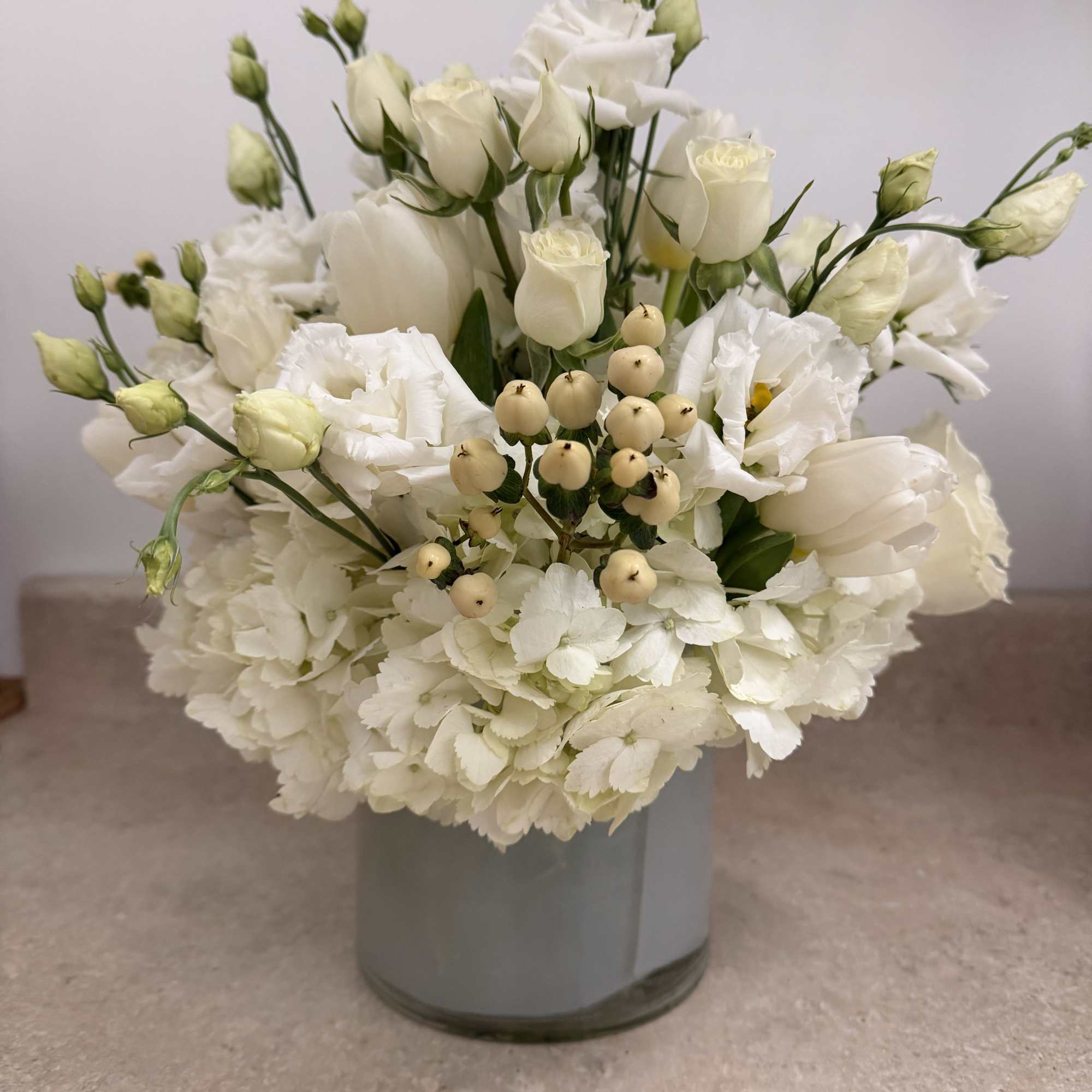 an extremely impressive combination with extravagant flowers, white Hypericum, lisianthus, white Playa