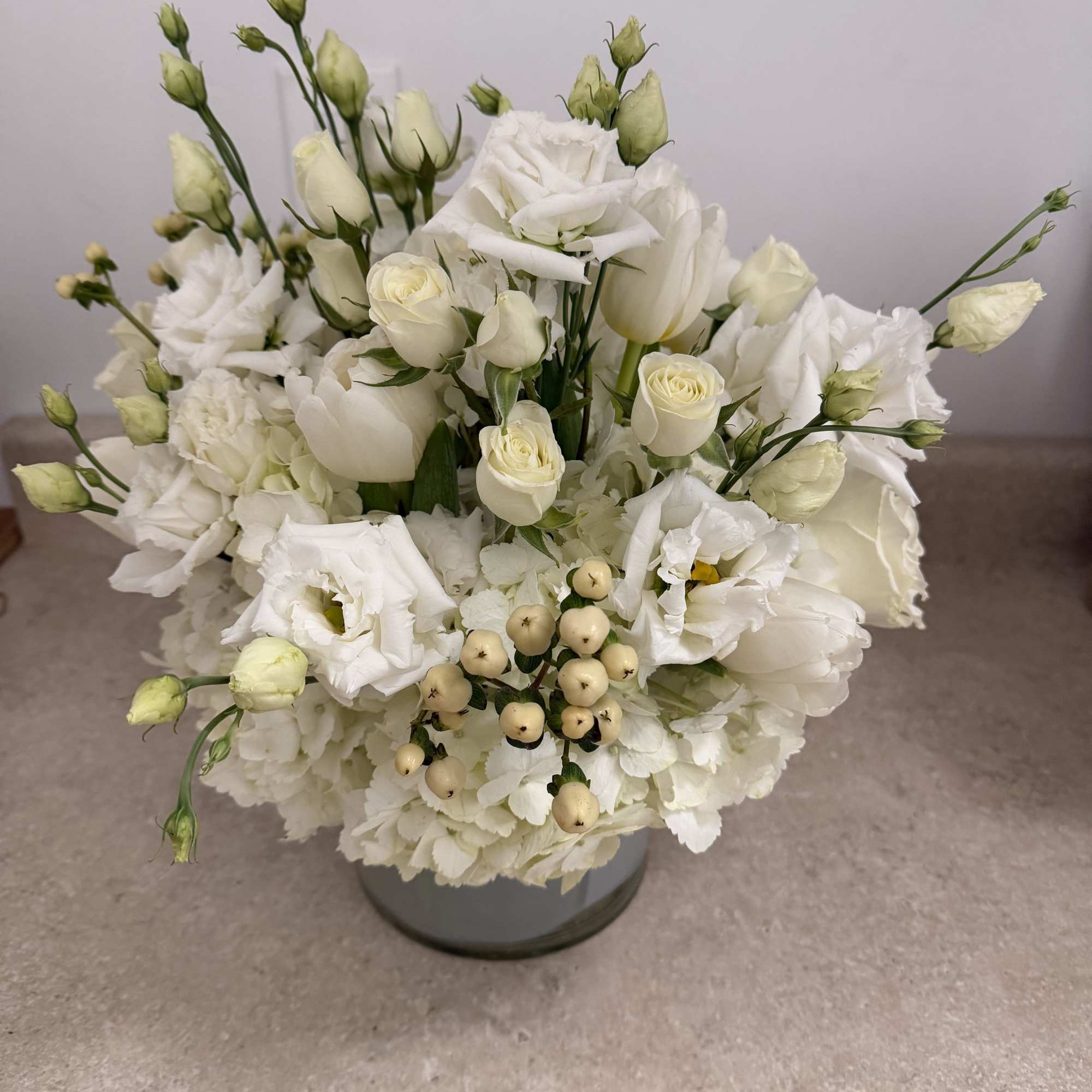 an extremely impressive combination with extravagant flowers, white Hypericum, lisianthus, white Playa