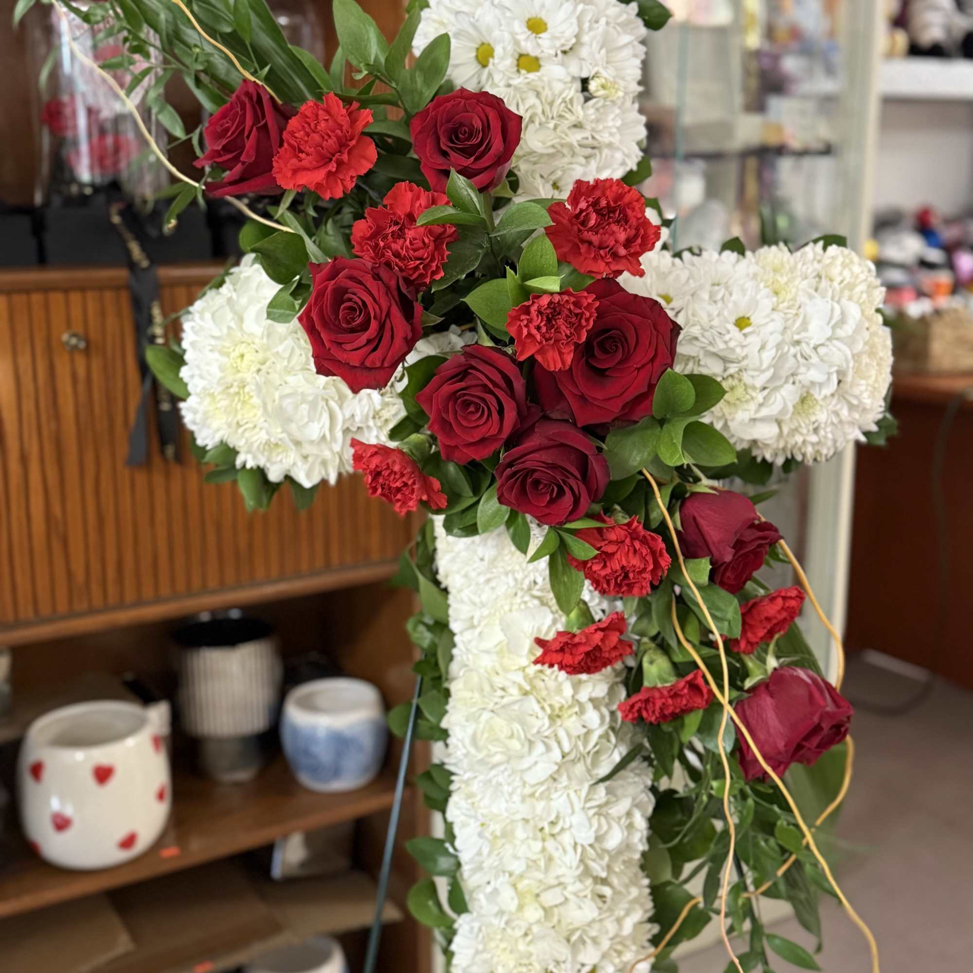 Funeral cross in white and details in red!
Cruz funebre, en color blanco