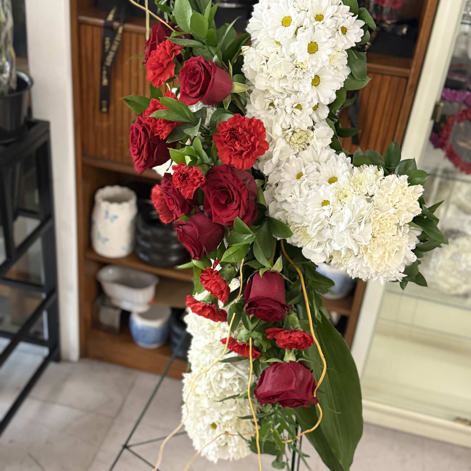 Funeral cross in white and details in red!
Cruz funebre, en color blanco