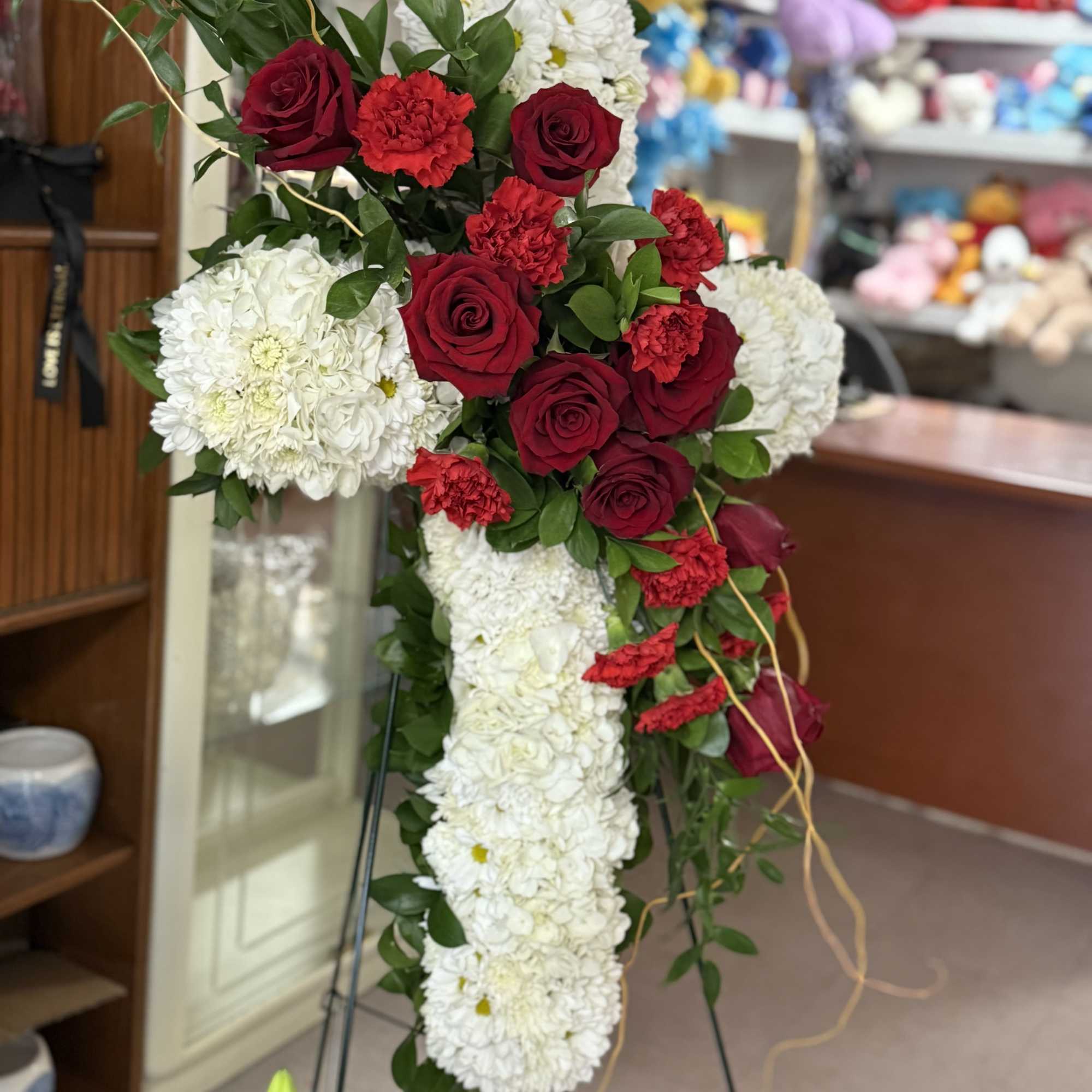 Funeral cross in white and details in red!
Cruz funebre, en color blanco