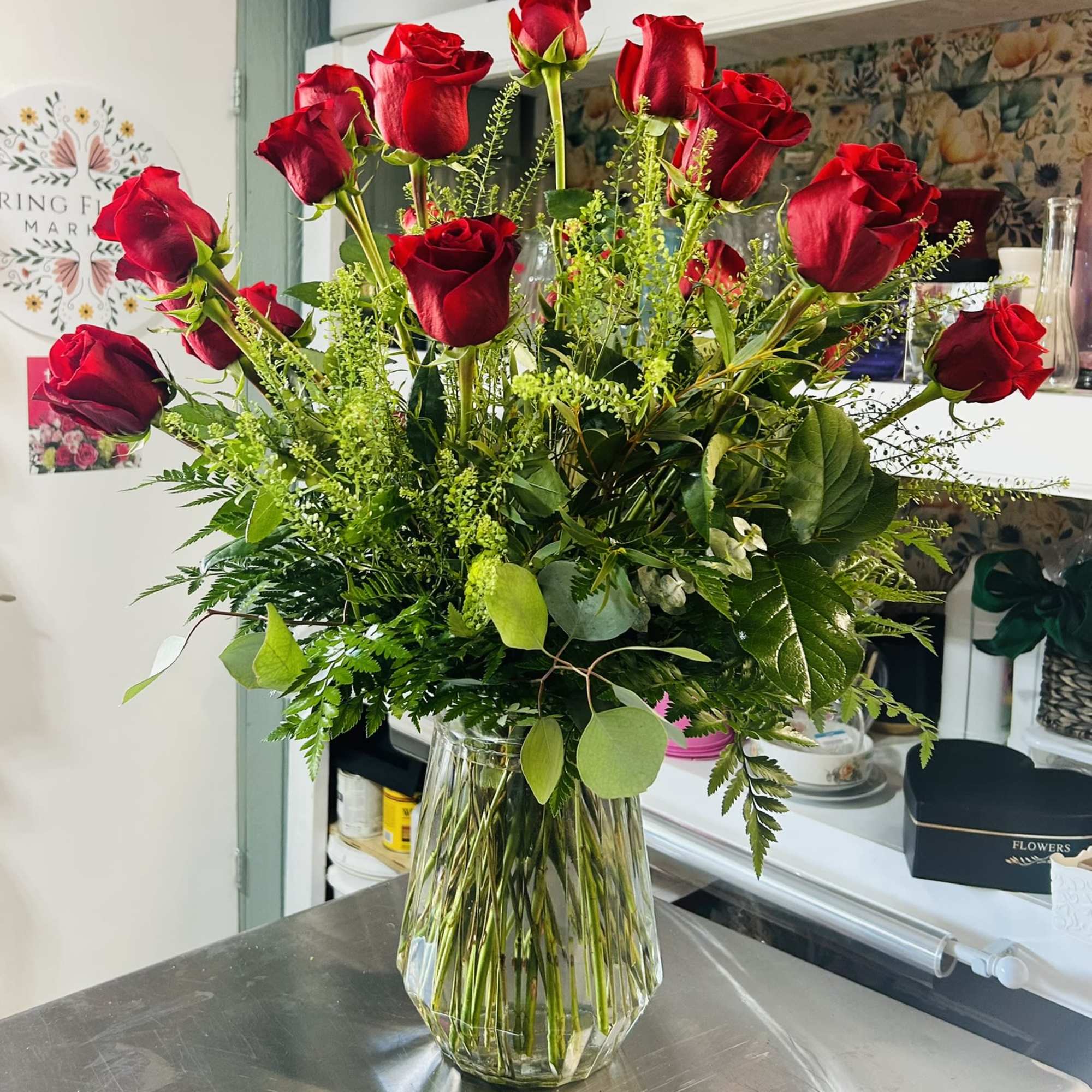 Two Dozen Red Roses in a Clear Glass Vase

This stunning two dozen