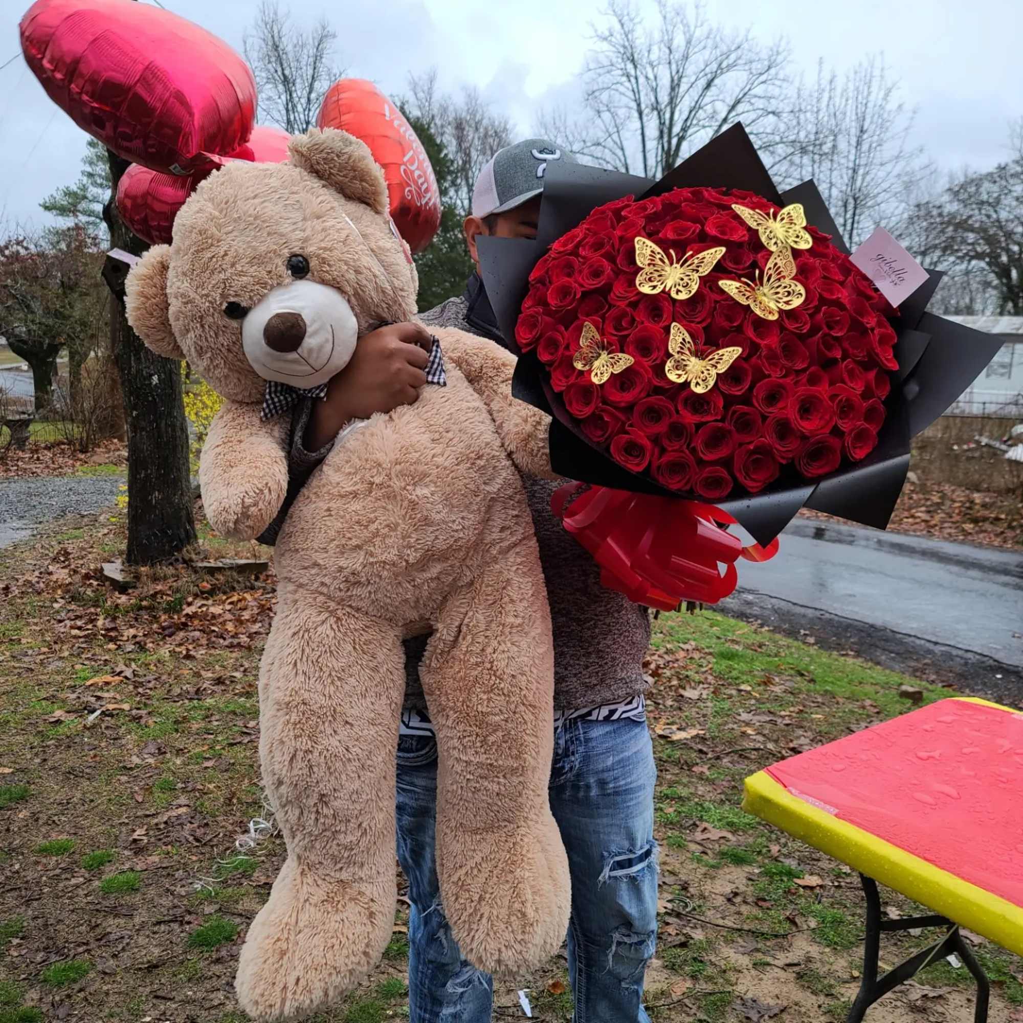 Wrapped 100 rose bouquet and a XL teddy bear 

Rose color available:
Red