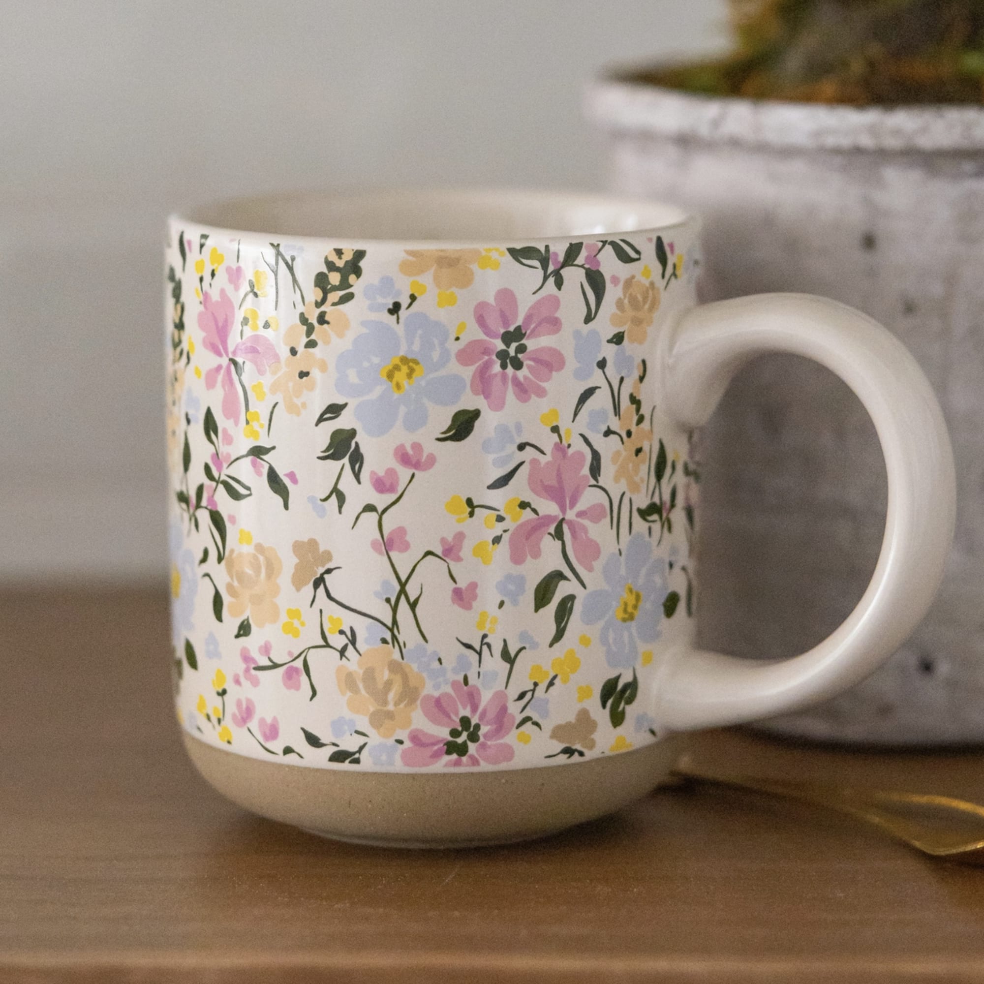 Add a timeless printed floral coffee mug to your home. A charming