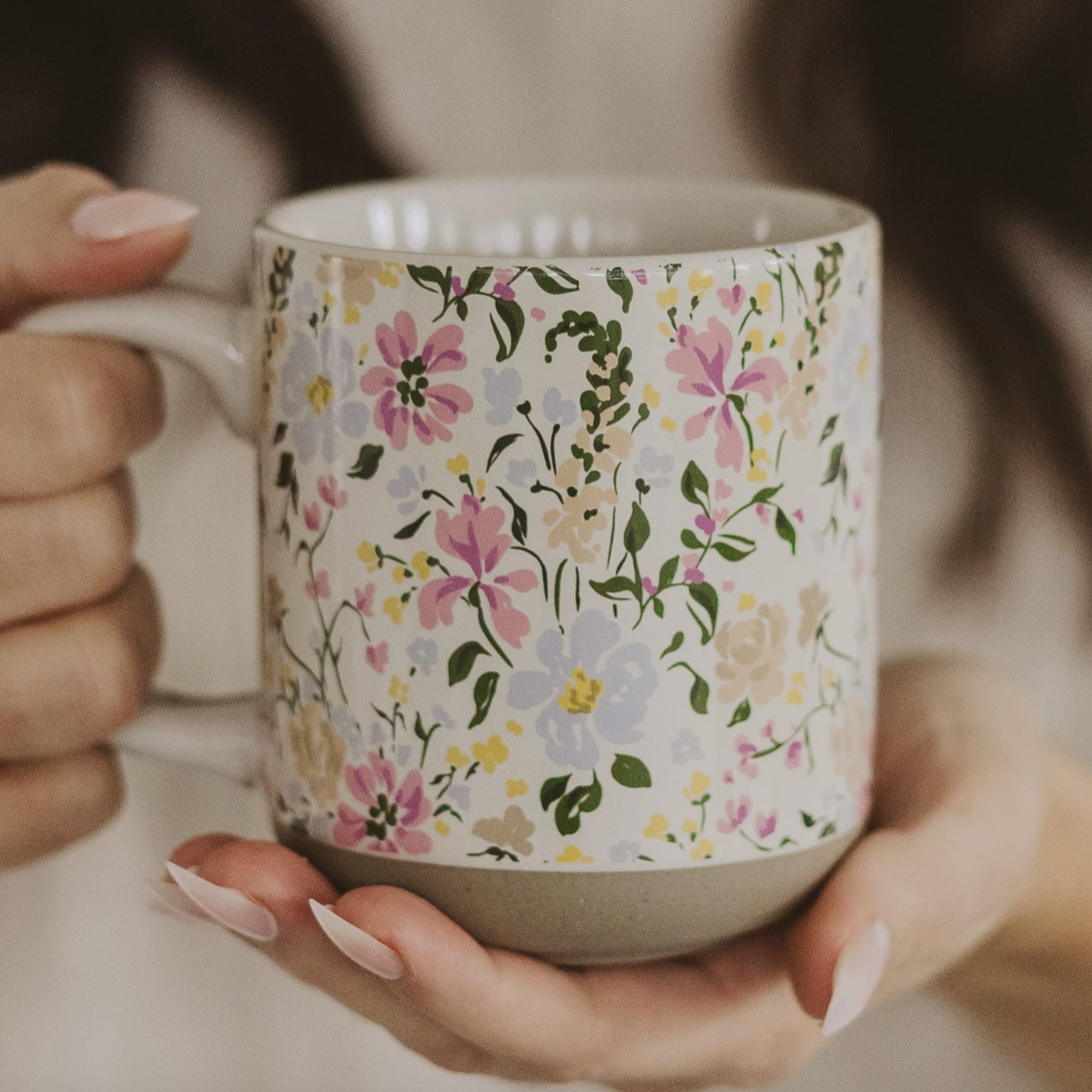 Add a timeless printed floral coffee mug to your home. A charming