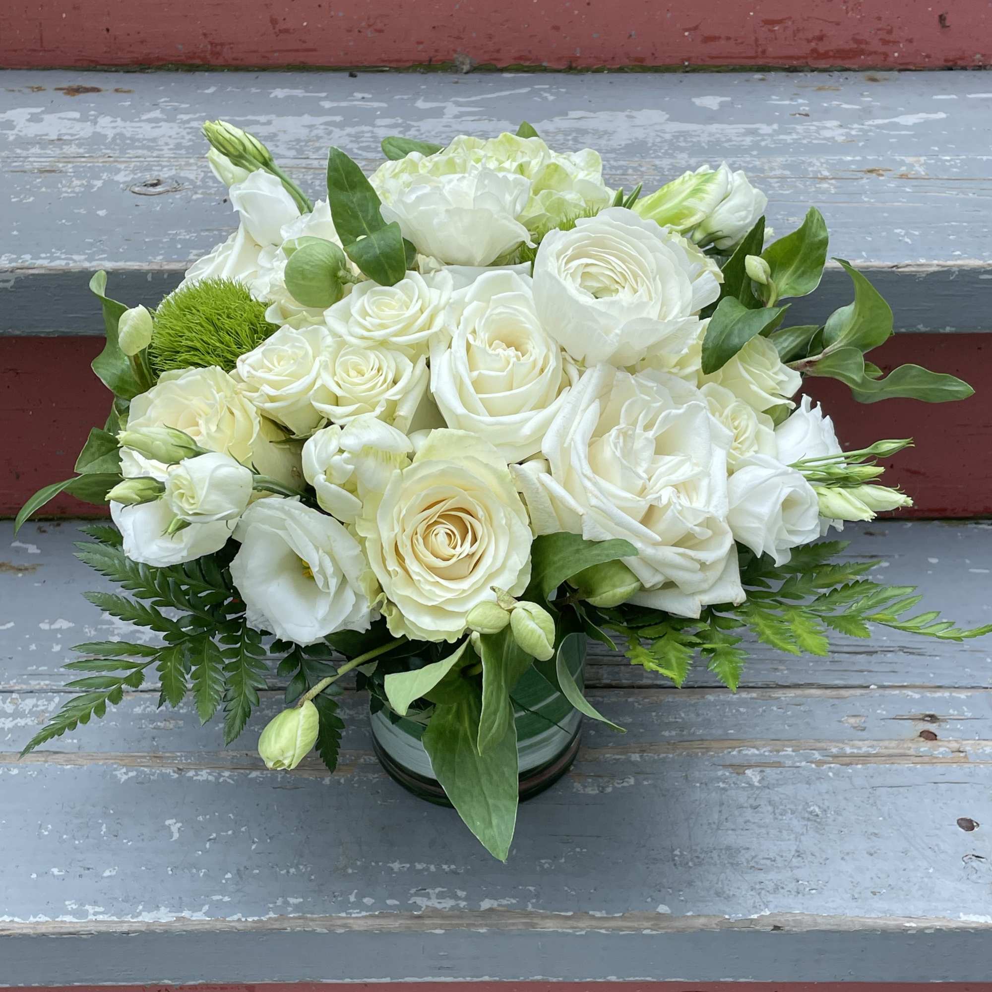 An elegant arrangement with a classic and fresh green and white color