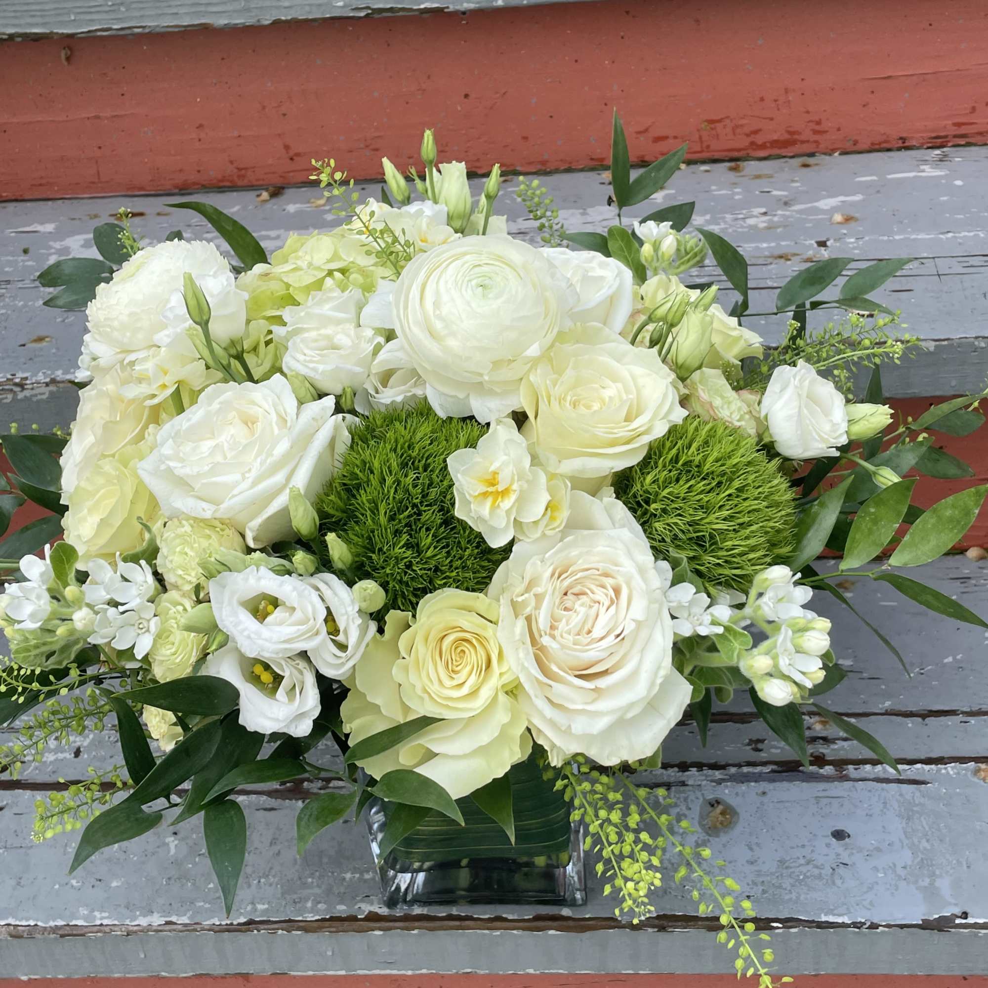 An elegant arrangement with a classic and fresh green and white color