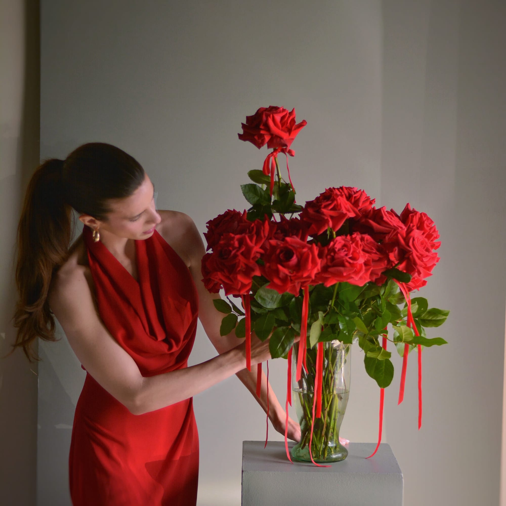 Just turning a little bit the traditional red roses vase! 
Reflexed roses