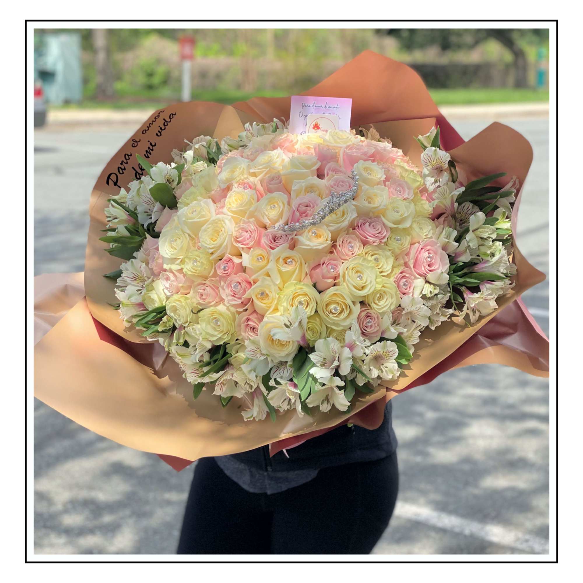 Bouquet of 100 roses surrounded by alstroemerias, decorated with a crown, crystals