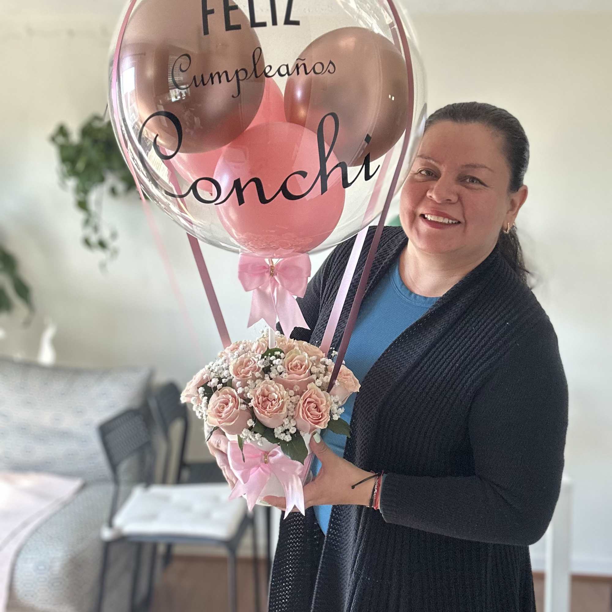 Floral Arrangement and bubble balloon with personalized message.

Arreglo Floral y globo burbuja