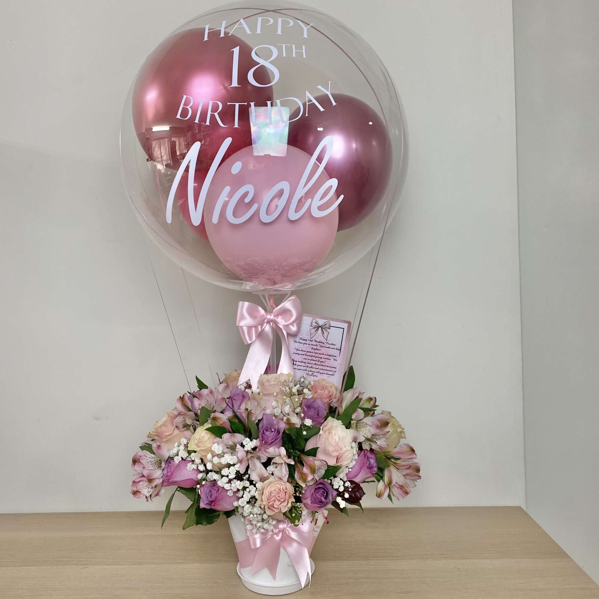 Floral Arrangement and bubble balloon with personalized message.

Arreglo Floral y globo burbuja