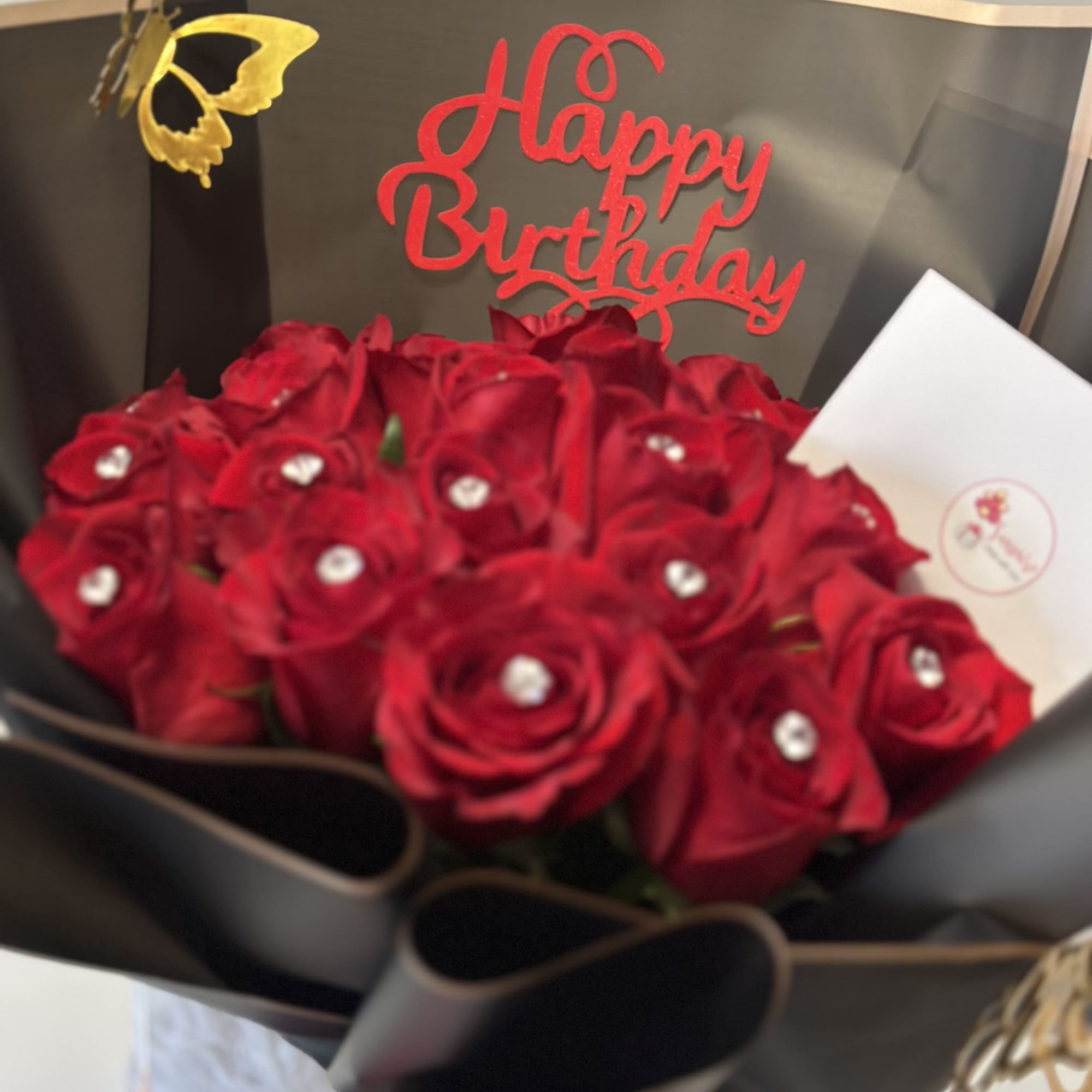 Bouquet of 24 roses decorated with crystals.

Bouquet de 24 rosas decoradas con