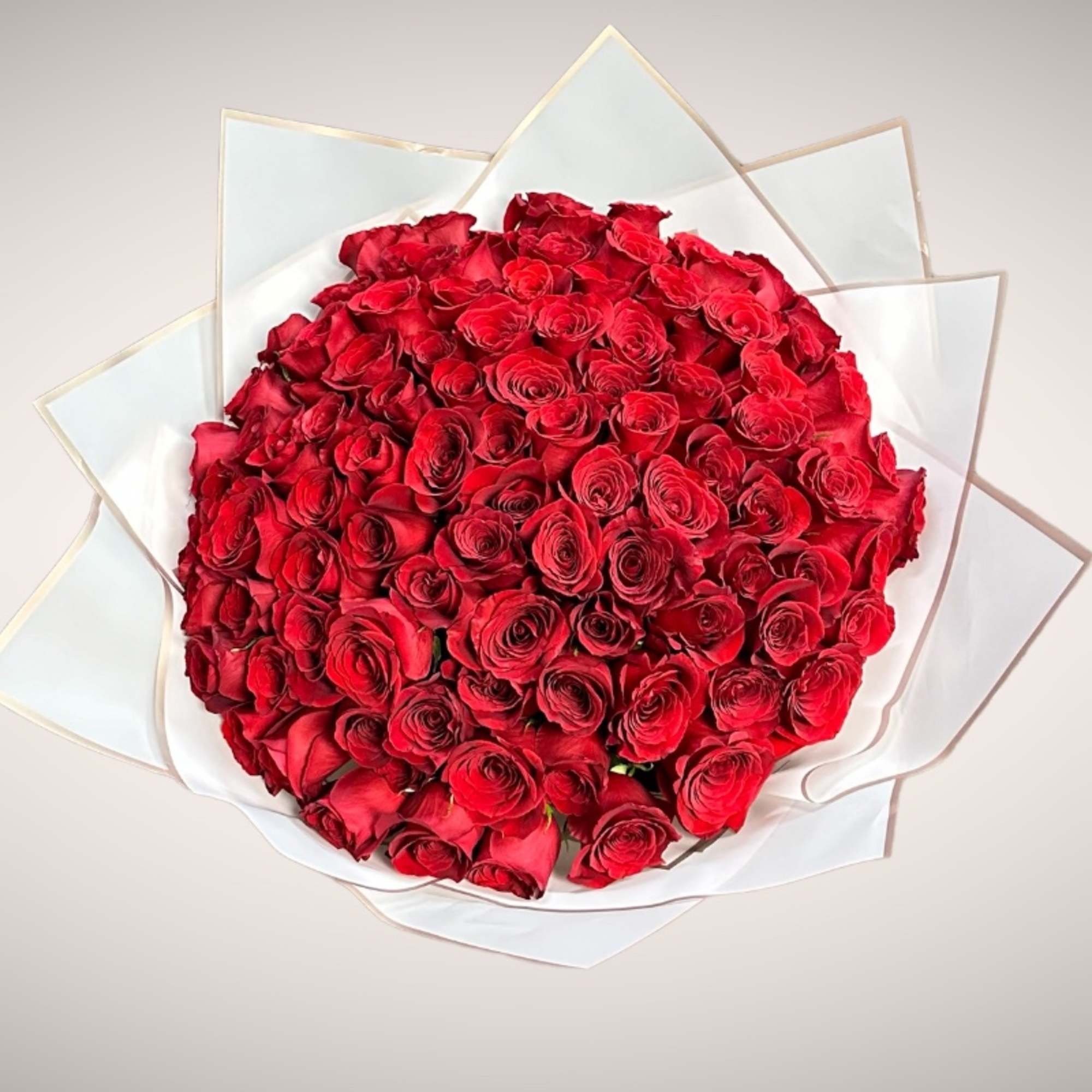 The Ramo Buch&oacute;n 100 Wrapped Roses Arrangement is a luxurious floral statement