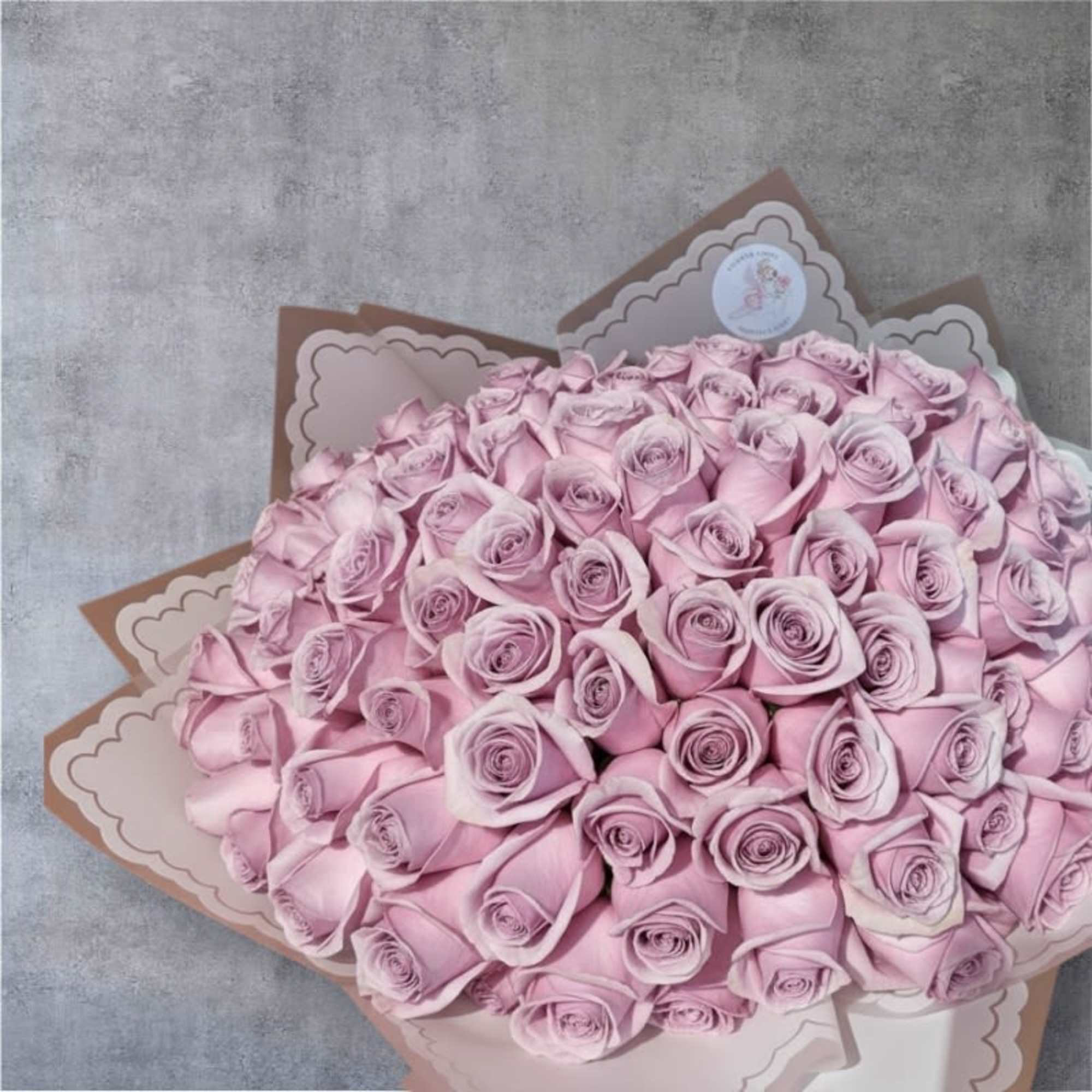 The Ramo Buch&oacute;n 100 Wrapped Roses Arrangement is a luxurious floral statement