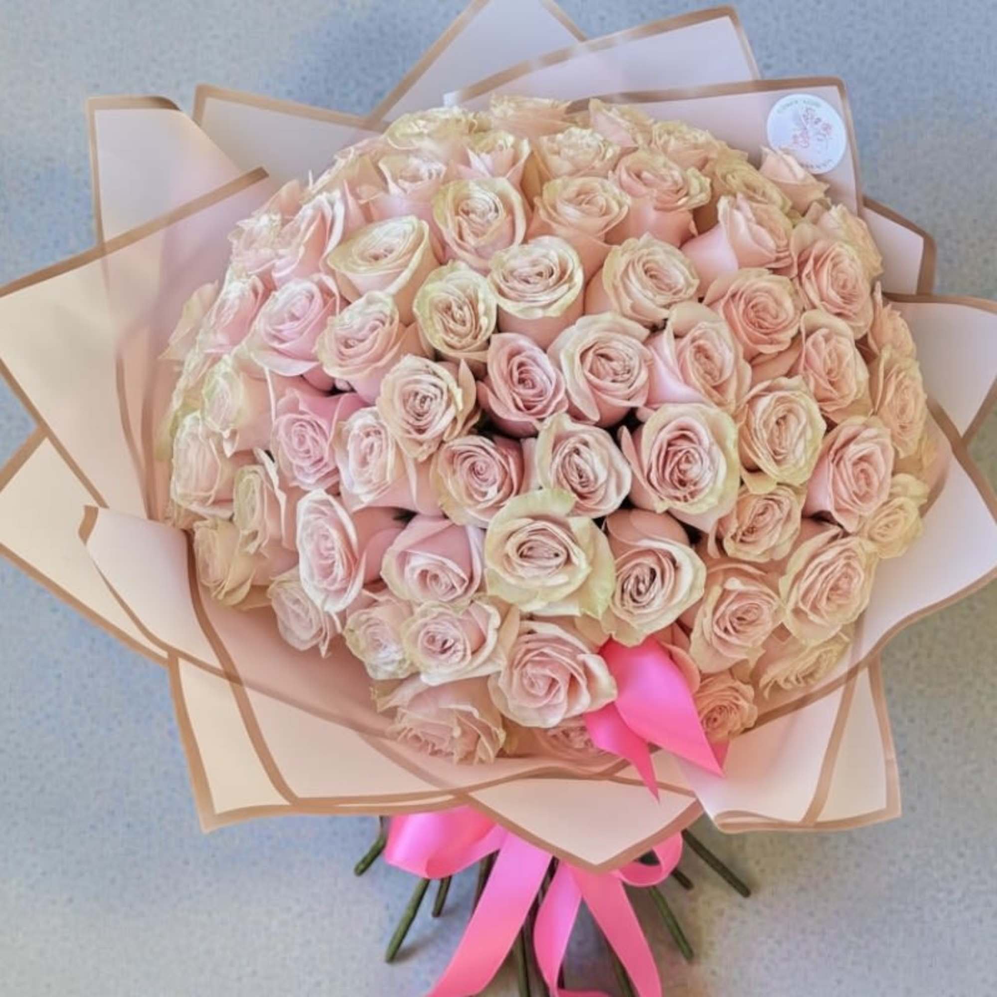 The Ramo Buch&oacute;n 100 Wrapped Roses Arrangement is a luxurious floral statement