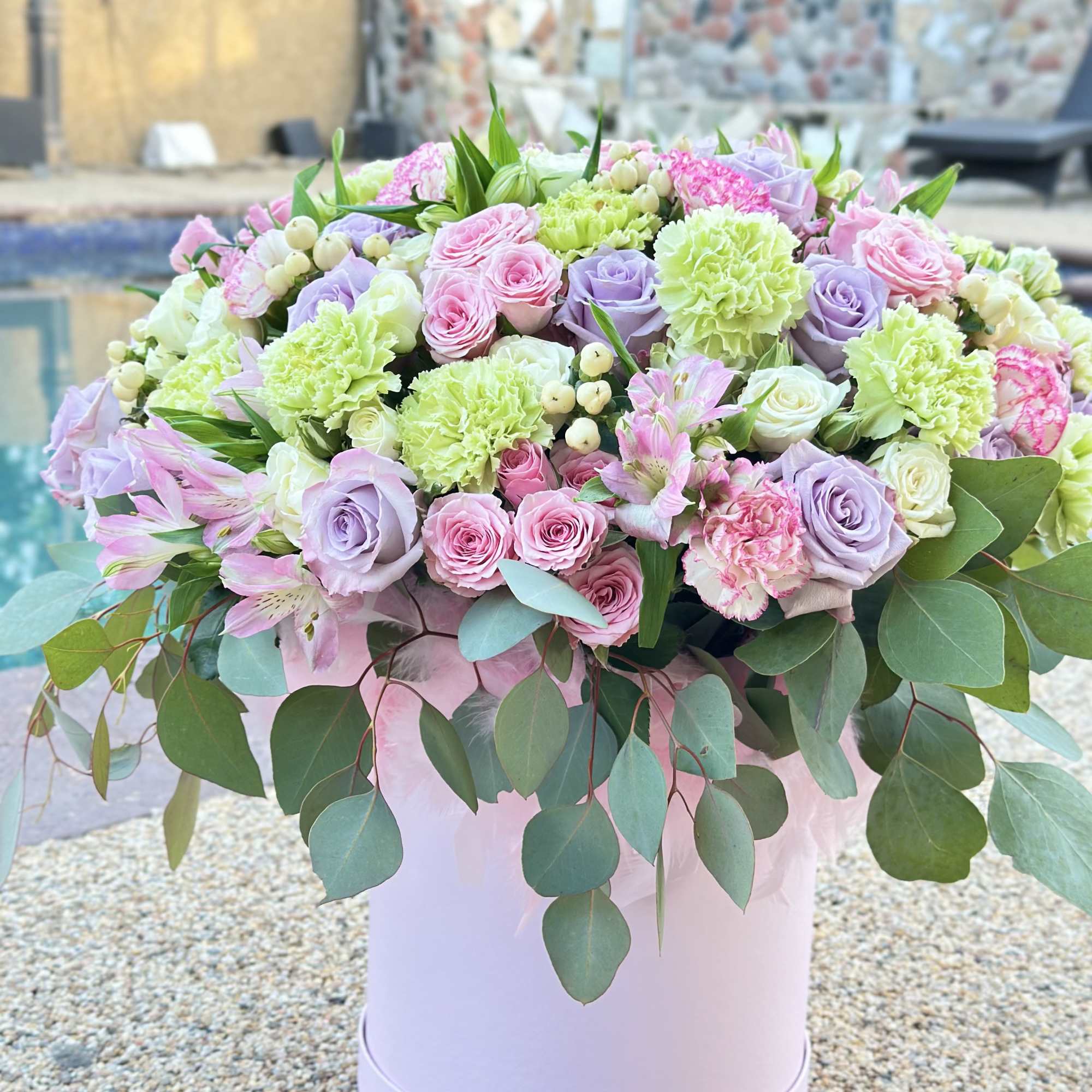 An elegant bouquet that combines refinement and romance. The arrangement features creamy