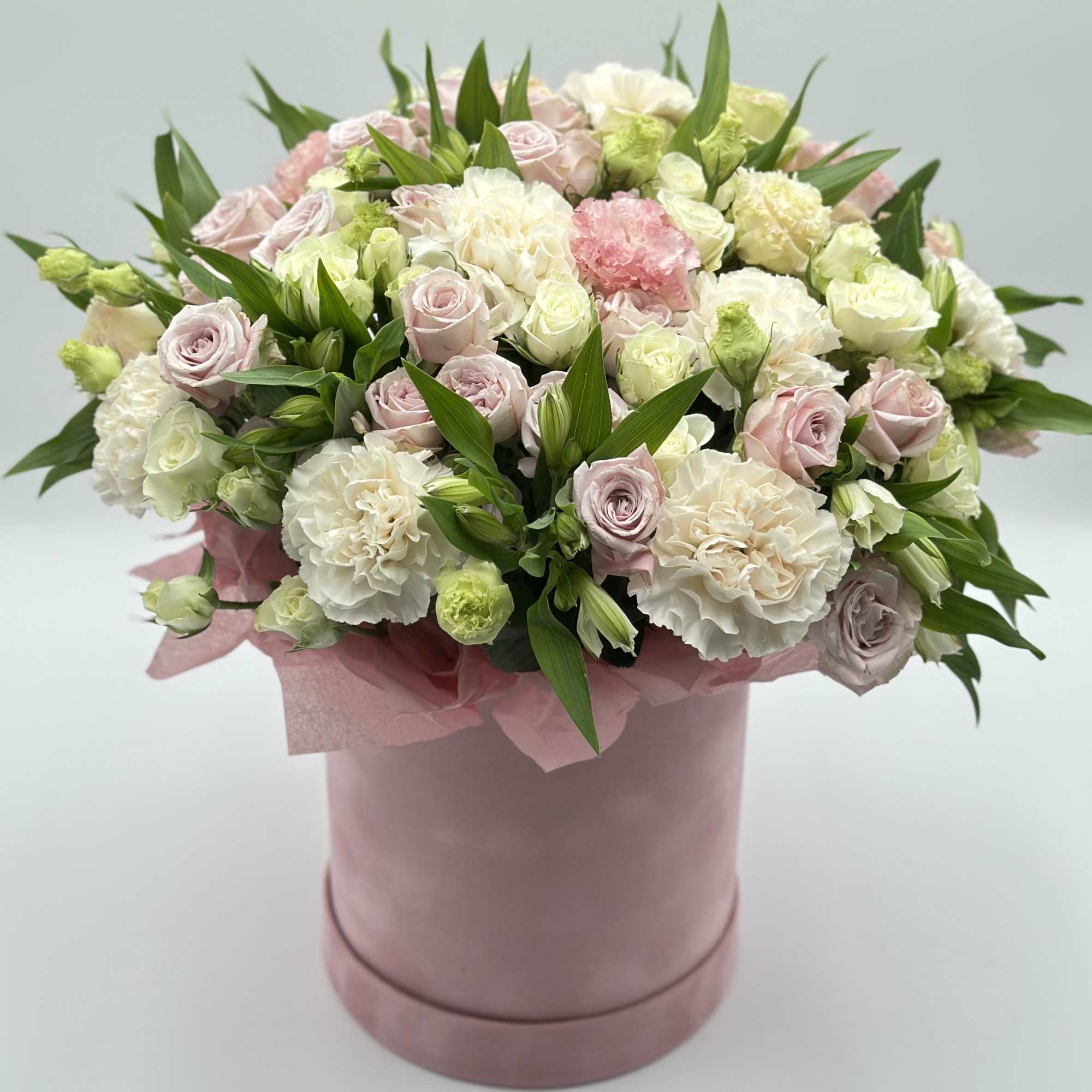 A graceful bouquet filled with tenderness and charm. It features delicate spray