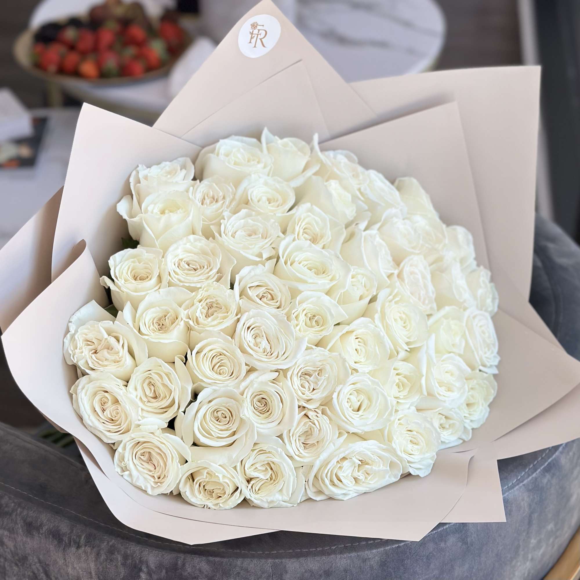 Beautiful arrangement of white roses, an excellent choice for your loved ones.
Standard