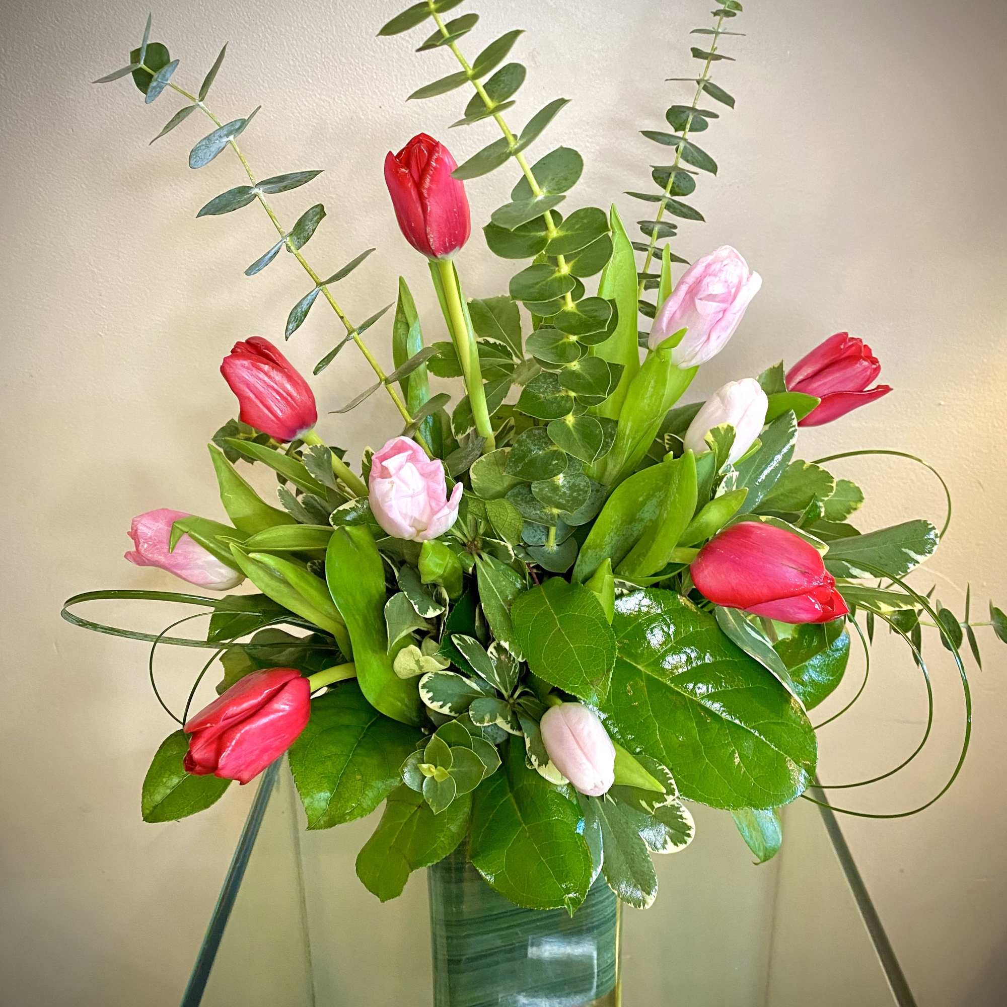 Tulips are always a thrill to receive! Gift 10 elegant and simple