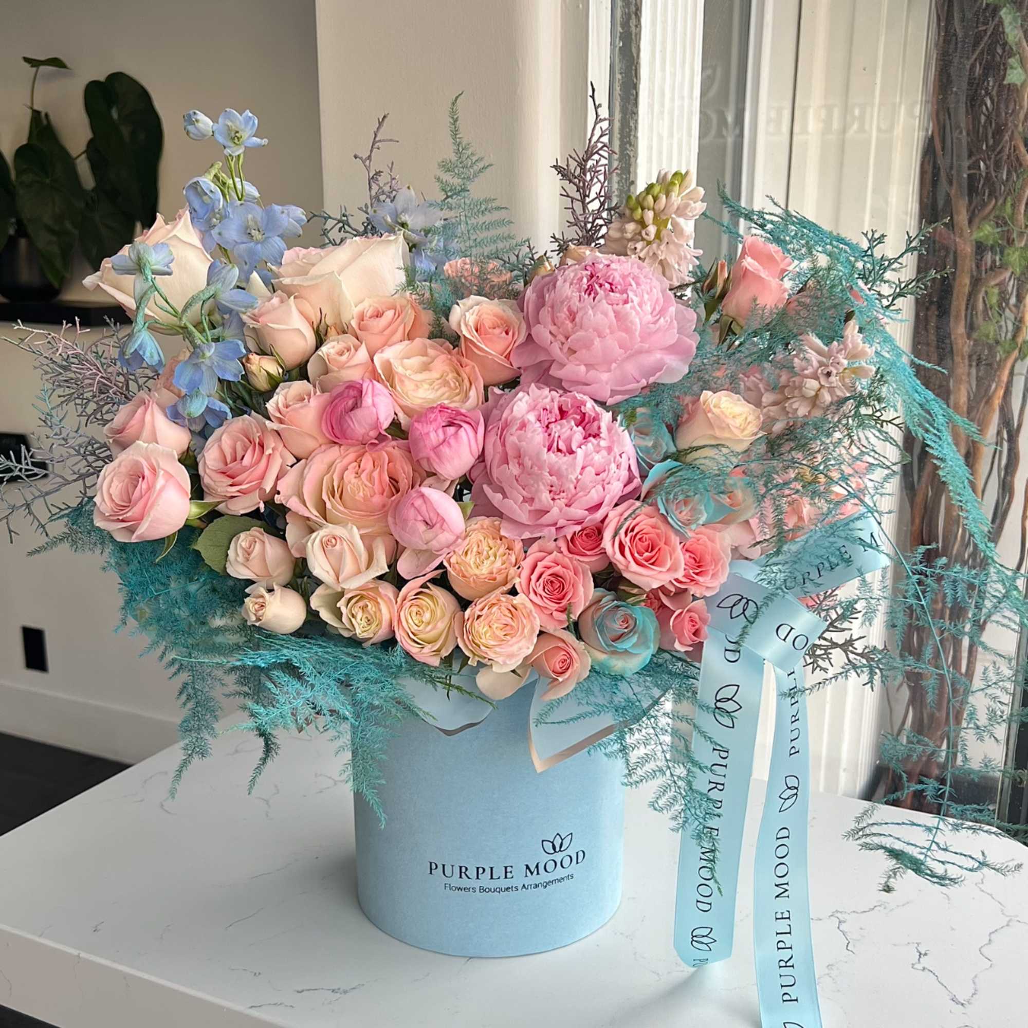 Blue Box with pink flowers

Standard size same as pictured. Container size D6.75'x