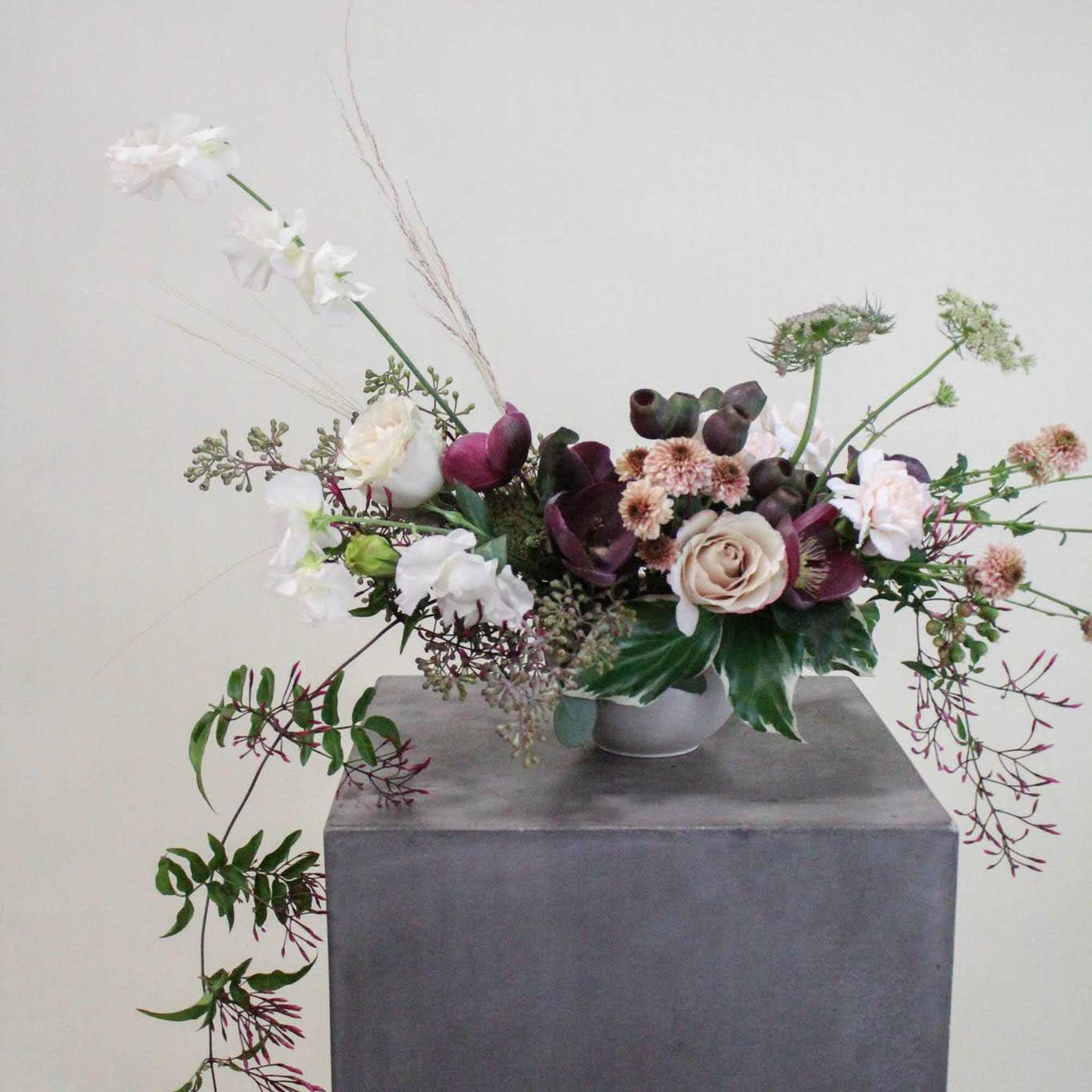 A centerpiece designed low and low to elevate any table. A highlight