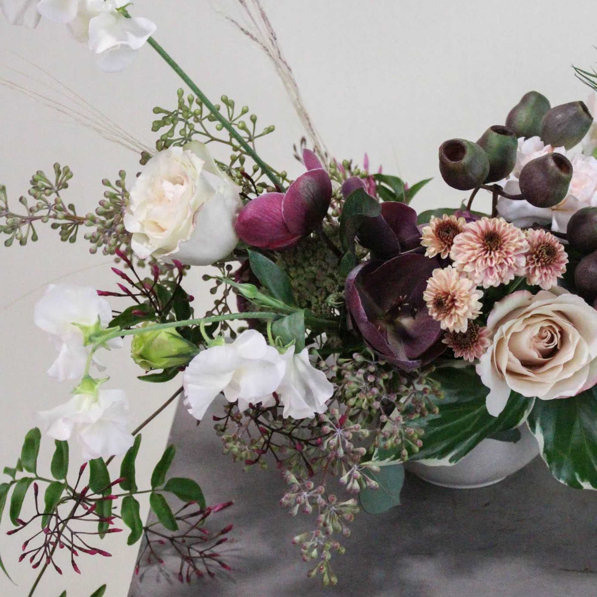 A centerpiece designed low and low to elevate any table. A highlight