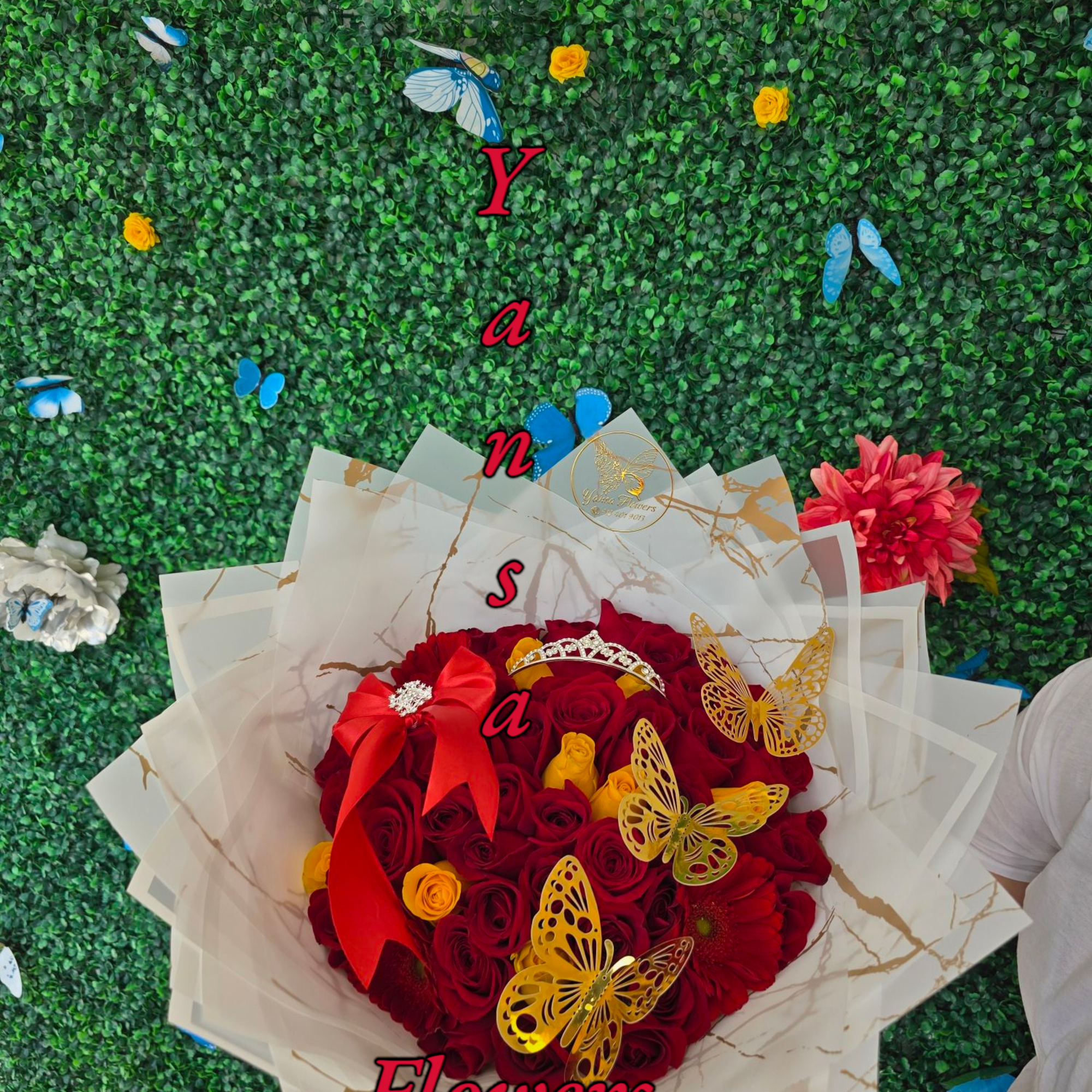  Red Floral Bouquet ️
Classic, bold, and full of passion &mdash; our