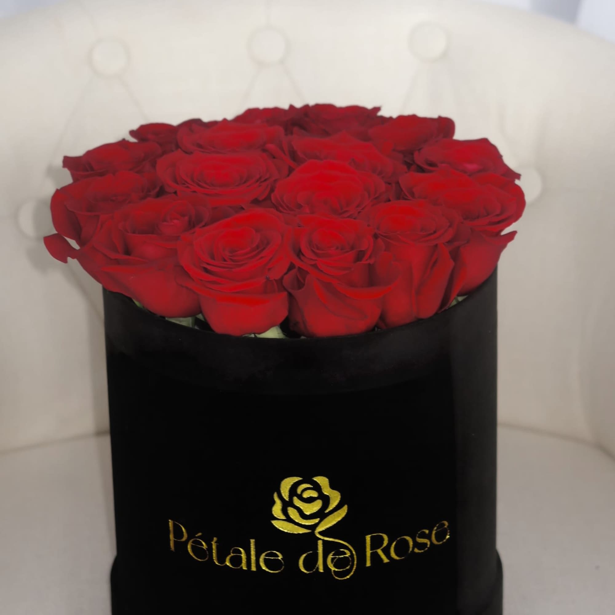 Express your feelings with our classic red roses and black velvet box
Choose